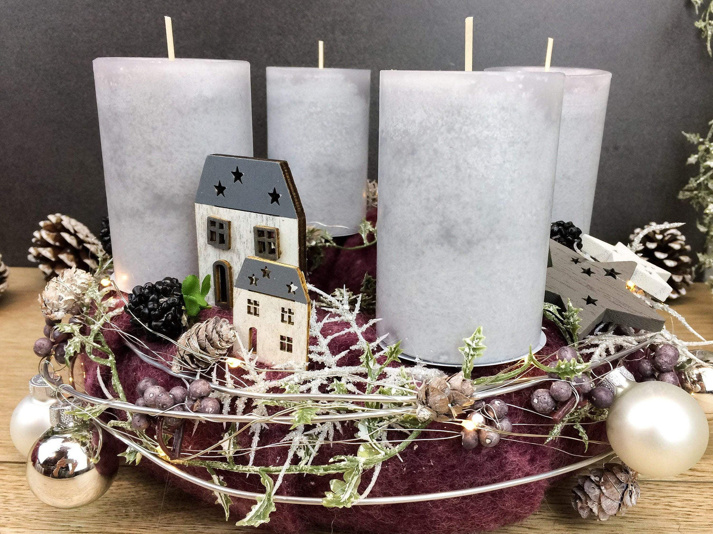 Adventskranz Adventskalender LED Lichterkette Häuser Große Kerzen Kugeln Brombeeren Sterne Tanne Silberdraht – handgemacht aus Seiden- und Kunstblumen, langlebig & pflegeleicht von SarahsFlowerStudio