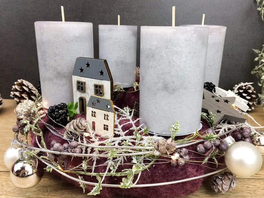 Adventskranz Adventskalender LED Lichterkette Häuser Große Kerzen Kugeln Brombeeren Sterne Tanne Silberdraht – handgemacht aus Seiden- und Kunstblumen, langlebig & pflegeleicht von SarahsFlowerStudio