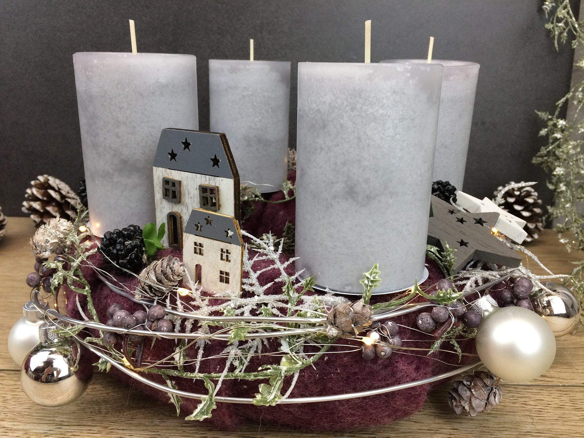 Adventskranz Adventskalender LED Lichterkette Häuser Große Kerzen Kugeln Brombeeren Sterne Tanne Silberdraht – handgemacht aus Seiden- und Kunstblumen, langlebig & pflegeleicht von SarahsFlowerStudio