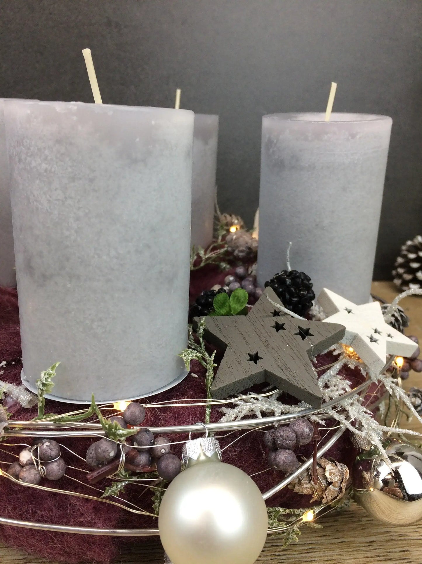 Adventskranz Adventskalender LED Lichterkette Häuser Große Kerzen Kugeln Brombeeren Sterne Tanne Silberdraht – handgemacht aus Seiden- und Kunstblumen, langlebig & pflegeleicht von SarahsFlowerStudio