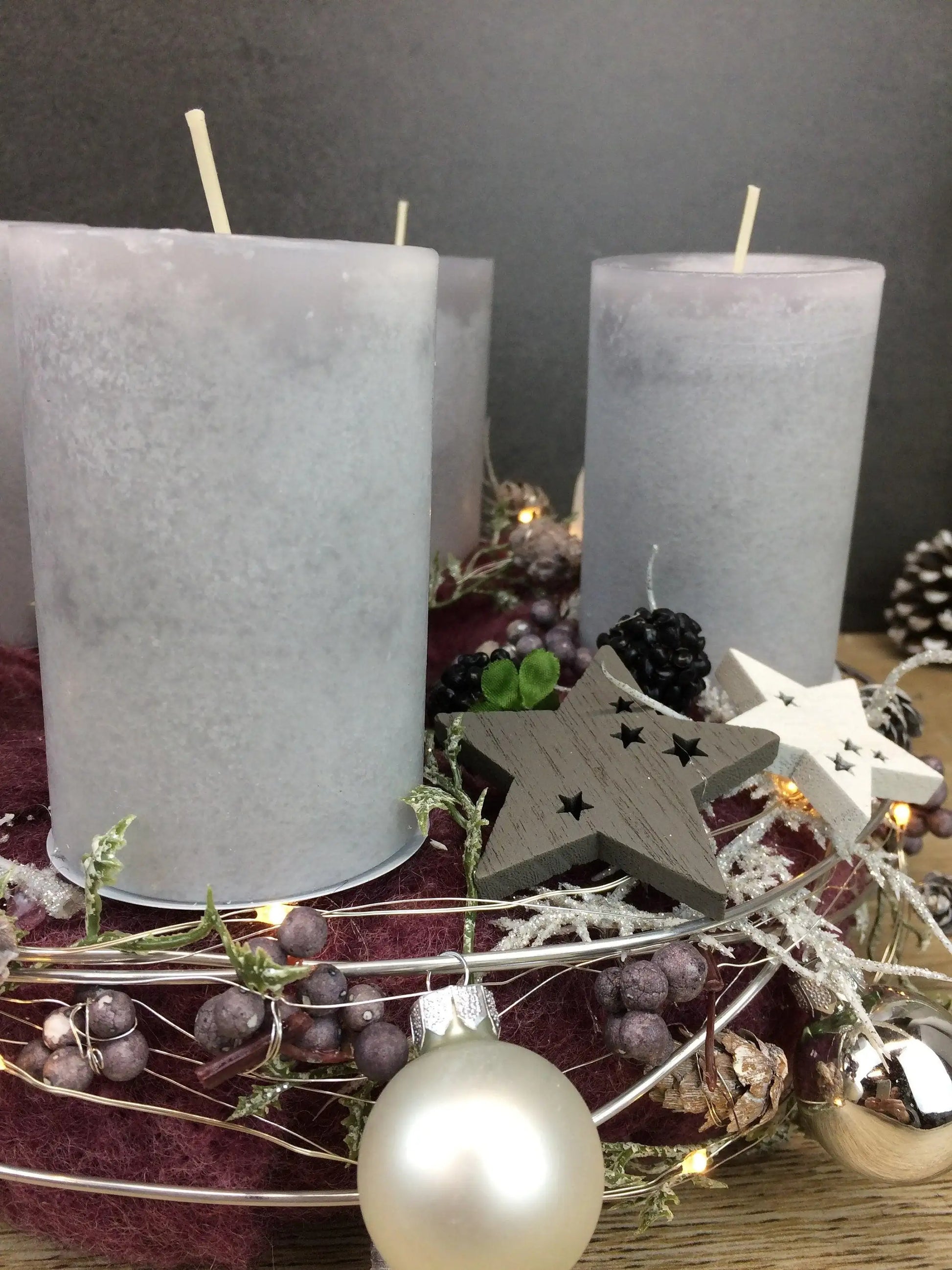 Adventskranz Adventskalender LED Lichterkette Häuser Große Kerzen Kugeln Brombeeren Sterne Tanne Silberdraht – handgemacht aus Seiden- und Kunstblumen, langlebig & pflegeleicht von SarahsFlowerStudio