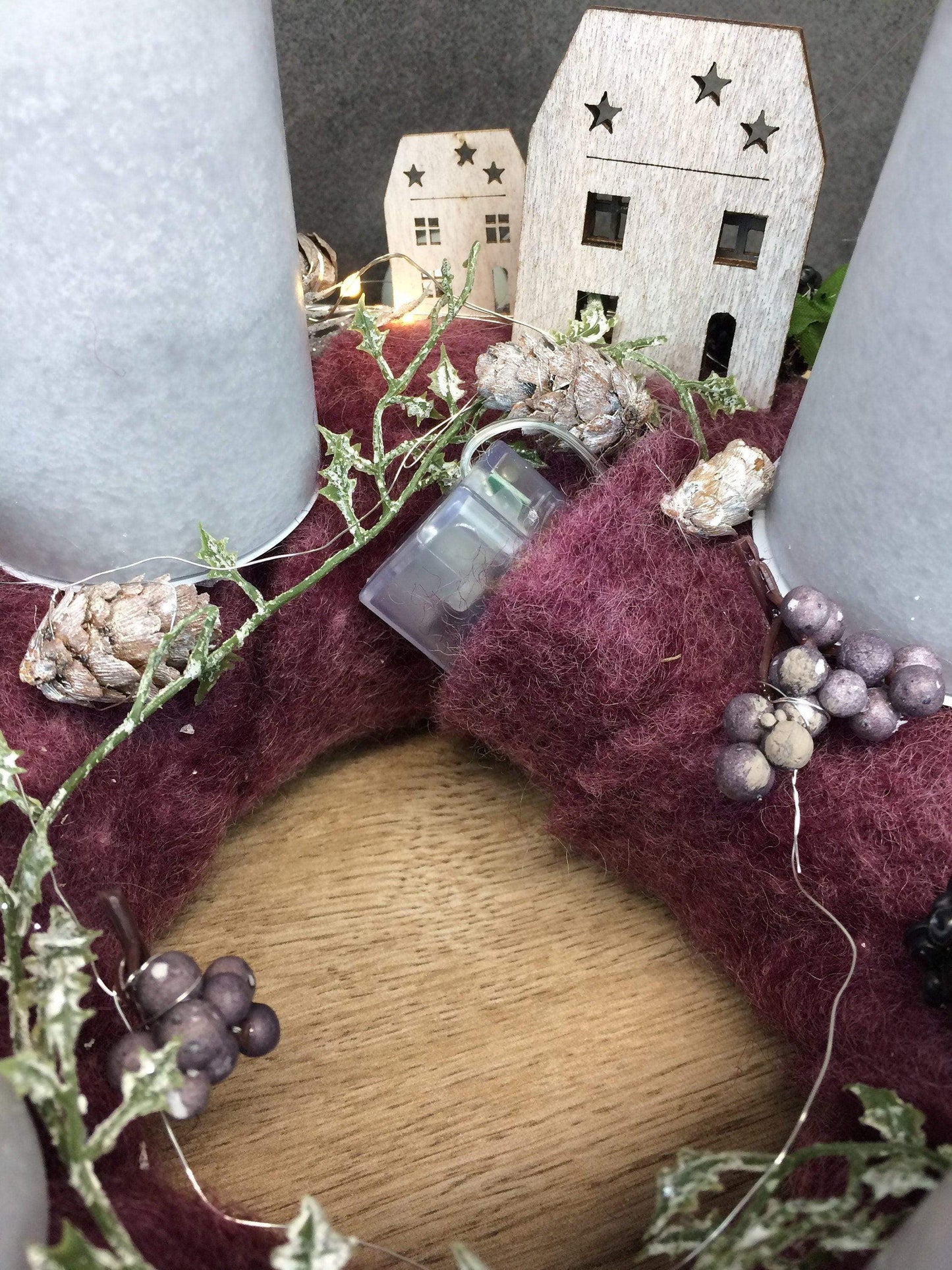 Adventskranz Adventskalender LED Lichterkette Häuser Große Kerzen Kugeln Brombeeren Sterne Tanne Silberdraht – handgemacht aus Seiden- und Kunstblumen, langlebig & pflegeleicht von SarahsFlowerStudio