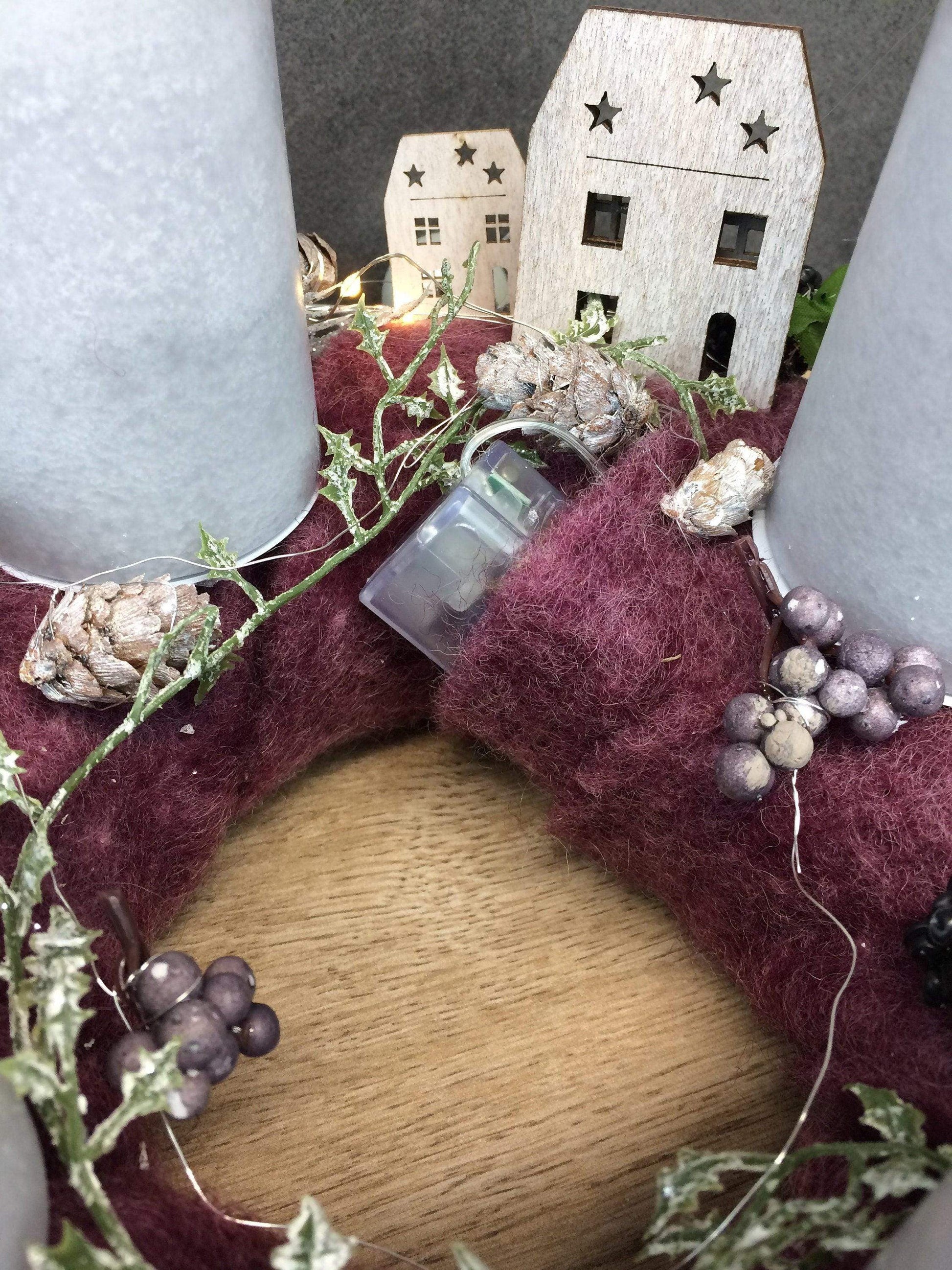 Adventskranz Adventskalender LED Lichterkette Häuser Große Kerzen Kugeln Brombeeren Sterne Tanne Silberdraht – handgemacht aus Seiden- und Kunstblumen, langlebig & pflegeleicht von SarahsFlowerStudio