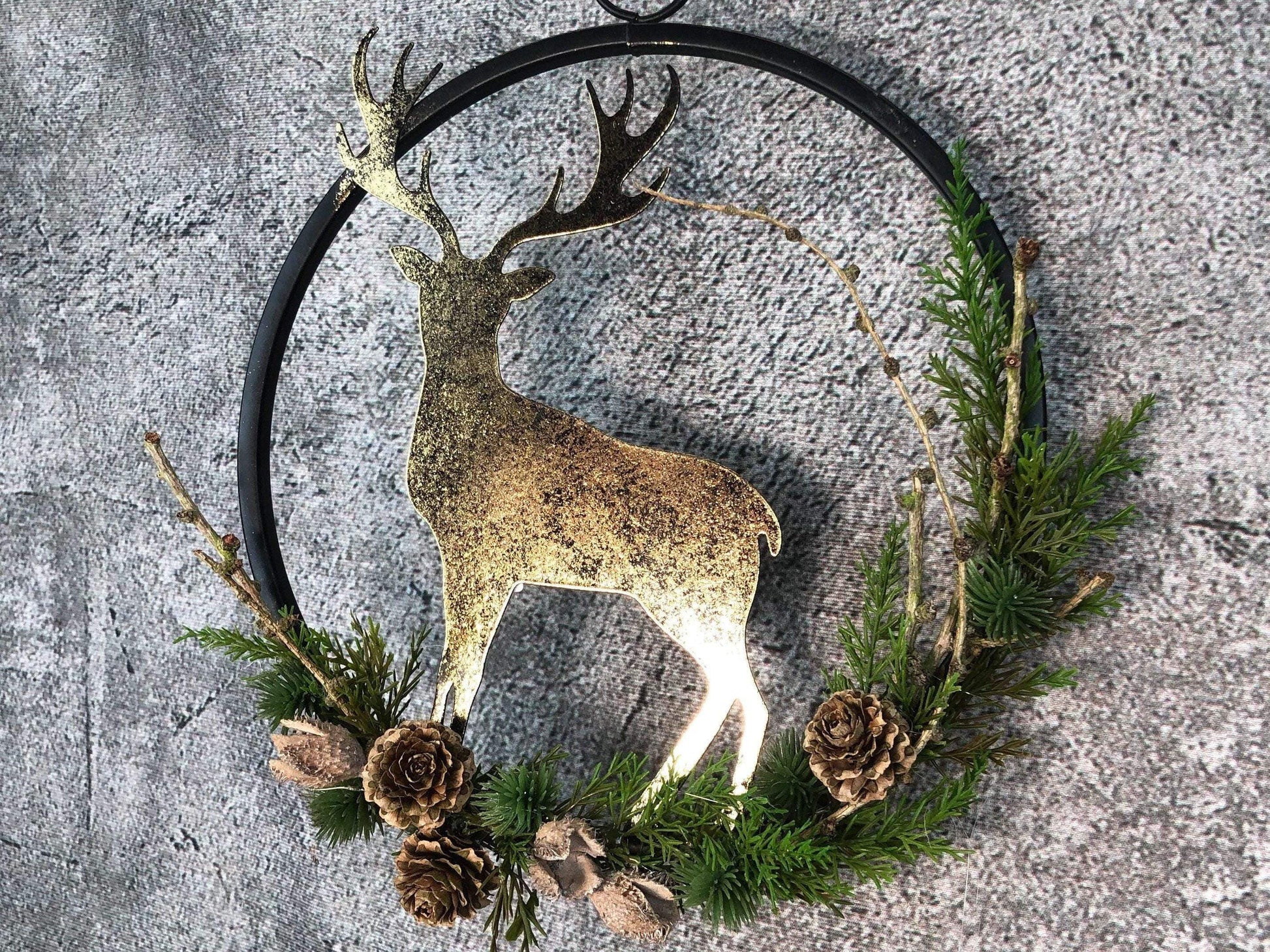 Türkranz Kranz Hirsch Advent Modern Ring Fenster Fensterschmuck Fensterdeko Deko Weihnachten Zapfen Wachszapfen – handgemacht aus Seiden- und Kunstblumen, langlebig & pflegeleicht von SarahsFlowerStudio