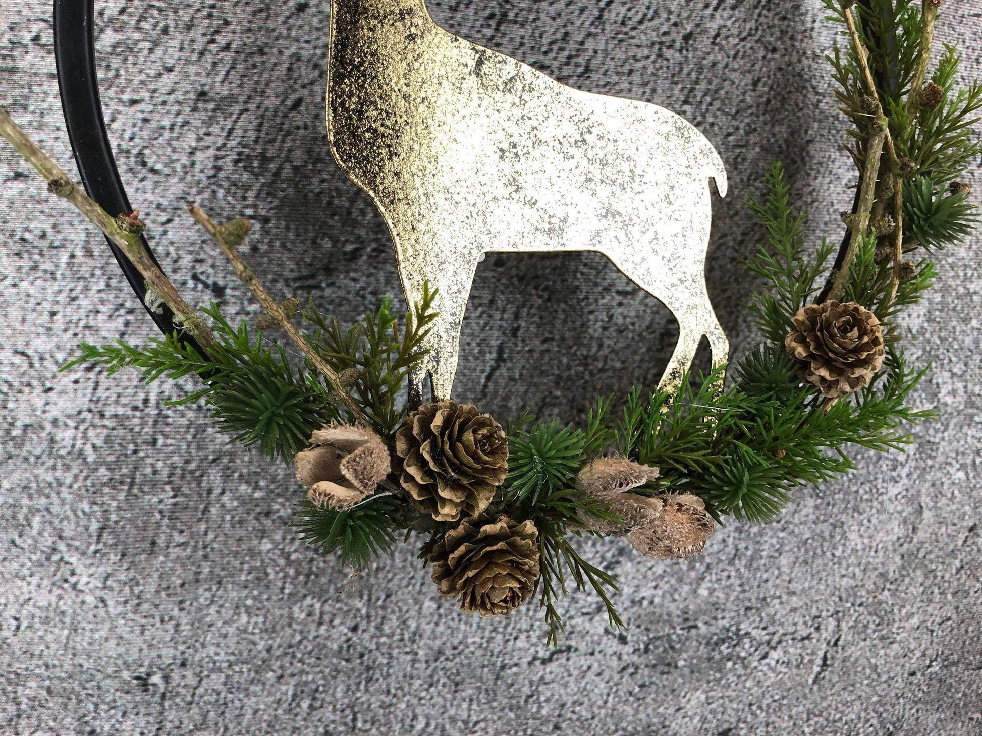 Türkranz Kranz Hirsch Advent Modern Ring Fenster Fensterschmuck Fensterdeko Deko Weihnachten Zapfen Wachszapfen – handgemacht aus Seiden- und Kunstblumen, langlebig & pflegeleicht von SarahsFlowerStudio