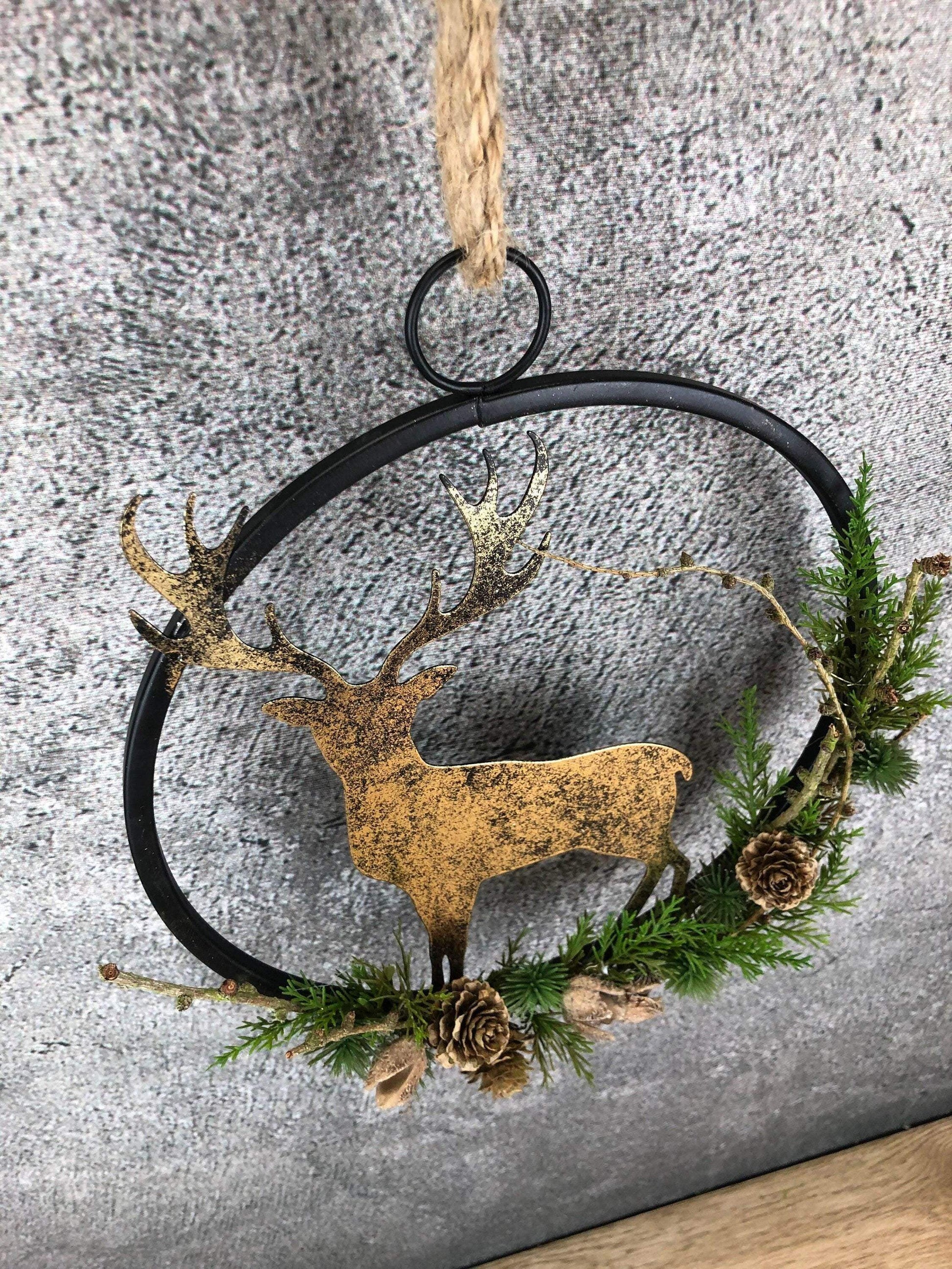 Türkranz Kranz Hirsch Advent Modern Ring Fenster Fensterschmuck Fensterdeko Deko Weihnachten Zapfen Wachszapfen – handgemacht aus Seiden- und Kunstblumen, langlebig & pflegeleicht von SarahsFlowerStudio