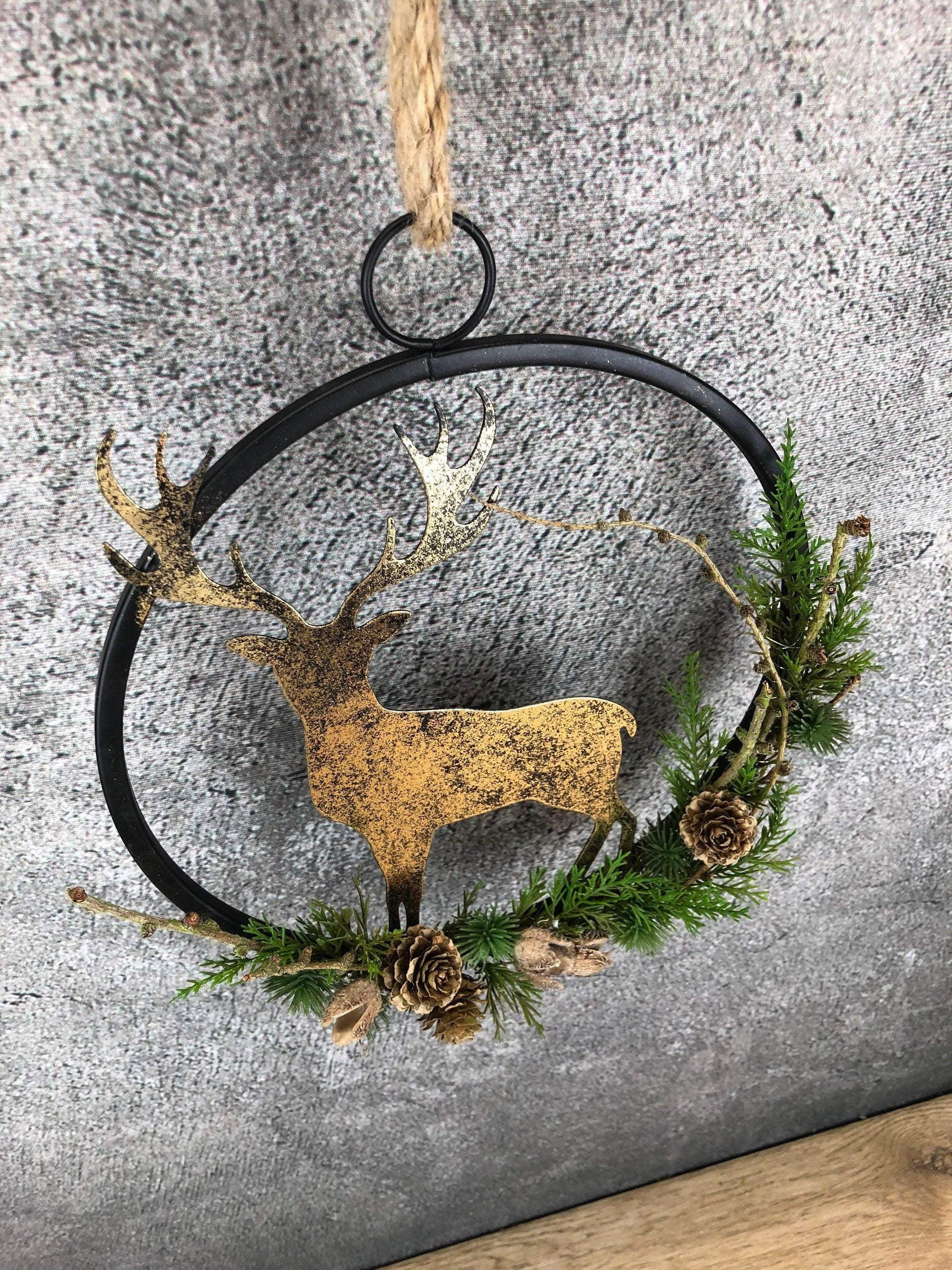 Türkranz Kranz Hirsch Advent Modern Ring Fenster Fensterschmuck Fensterdeko Deko Weihnachten Zapfen Wachszapfen – handgemacht aus Seiden- und Kunstblumen, langlebig & pflegeleicht von SarahsFlowerStudio