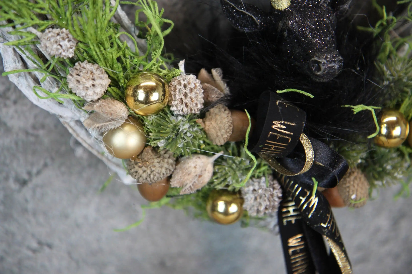 Türkranz Türdeko Türschmuck Weihnachten Weidenkranz Hirsch Zapfen Apfel Tanne Band Modern – handgemacht aus Seiden- und Kunstblumen, langlebig & pflegeleicht von SarahsFlowerStudio