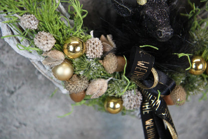Türkranz Türdeko Türschmuck Weihnachten Weidenkranz Hirsch Zapfen Apfel Tanne Band Modern – handgemacht aus Seiden- und Kunstblumen, langlebig & pflegeleicht von SarahsFlowerStudio