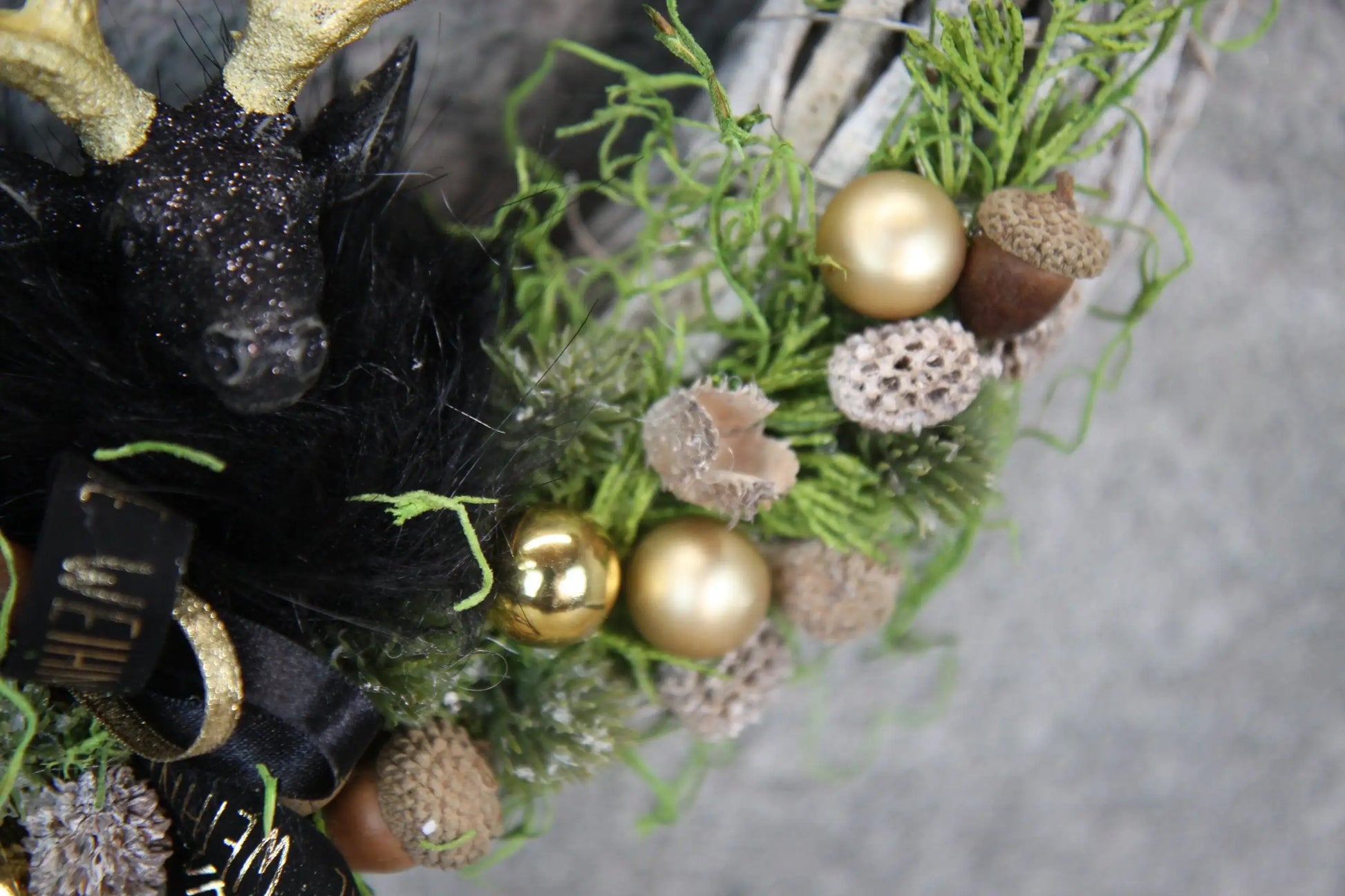 Türkranz Türdeko Türschmuck Weihnachten Weidenkranz Hirsch Zapfen Apfel Tanne Band Modern – handgemacht aus Seiden- und Kunstblumen, langlebig & pflegeleicht von SarahsFlowerStudio