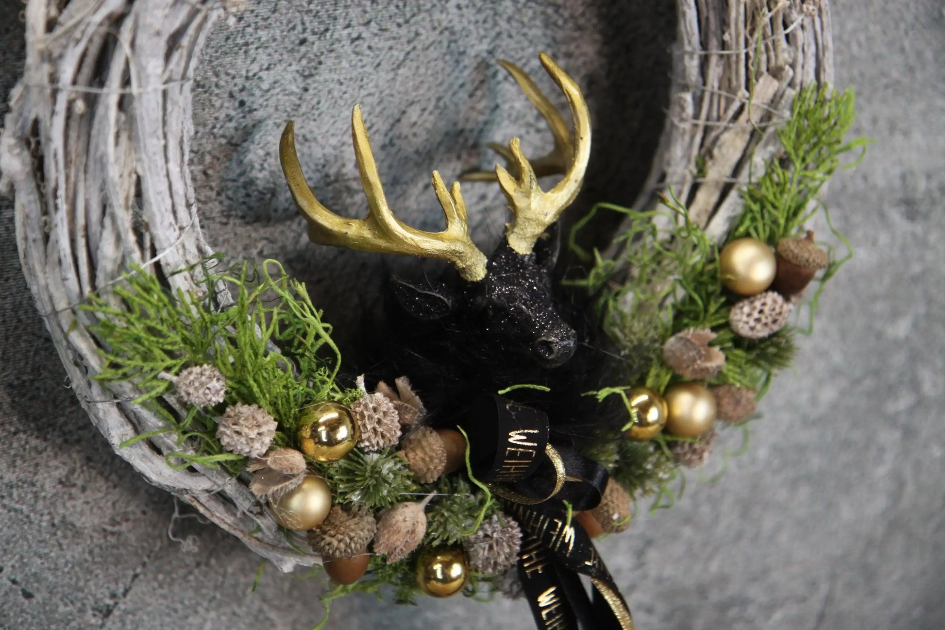 Türkranz Türdeko Türschmuck Weihnachten Weidenkranz Hirsch Zapfen Apfel Tanne Band Modern – handgemacht aus Seiden- und Kunstblumen, langlebig & pflegeleicht von SarahsFlowerStudio