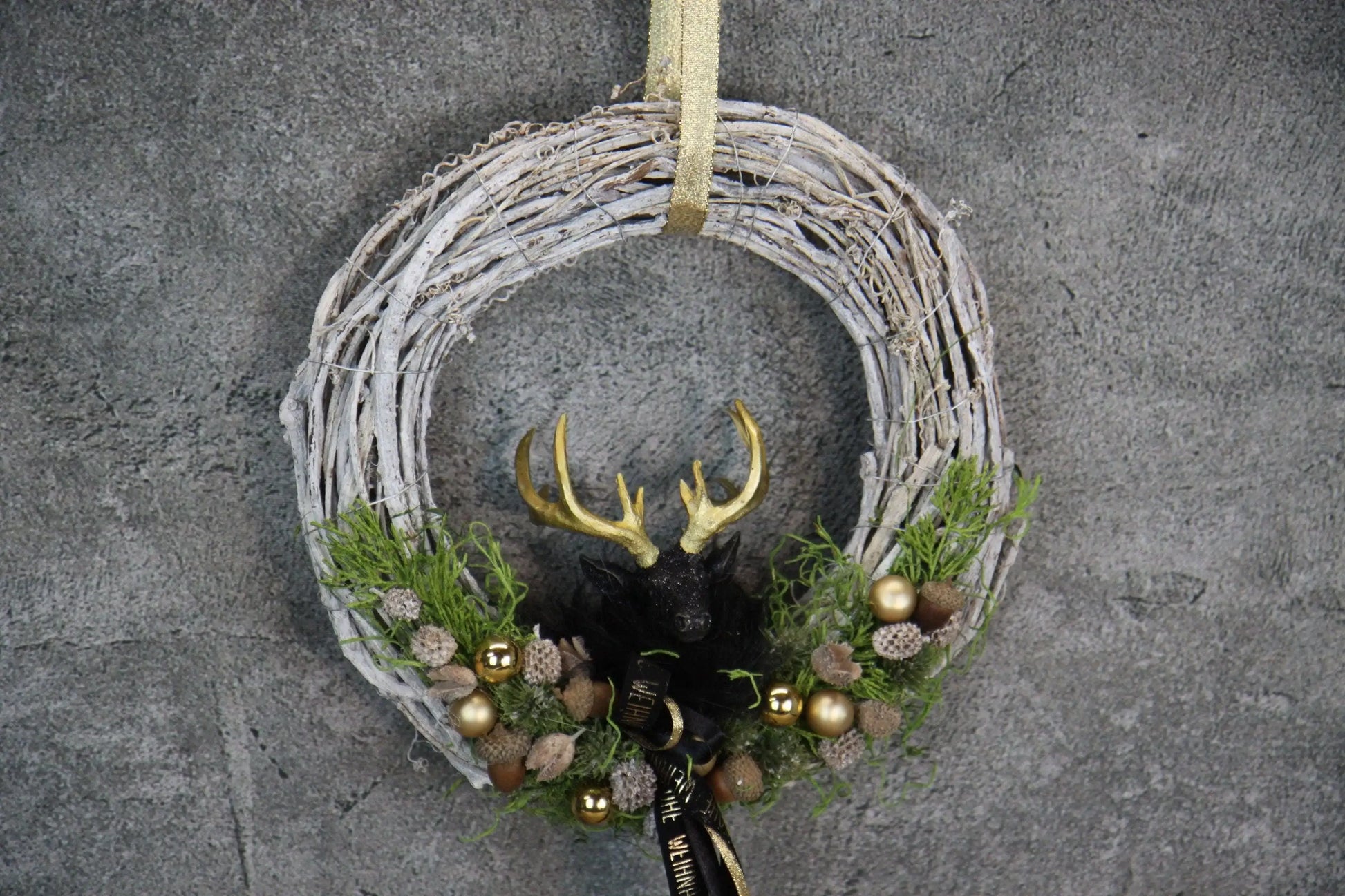 Türkranz Türdeko Türschmuck Weihnachten Weidenkranz Hirsch Zapfen Apfel Tanne Band Modern – handgemacht aus Seiden- und Kunstblumen, langlebig & pflegeleicht von SarahsFlowerStudio