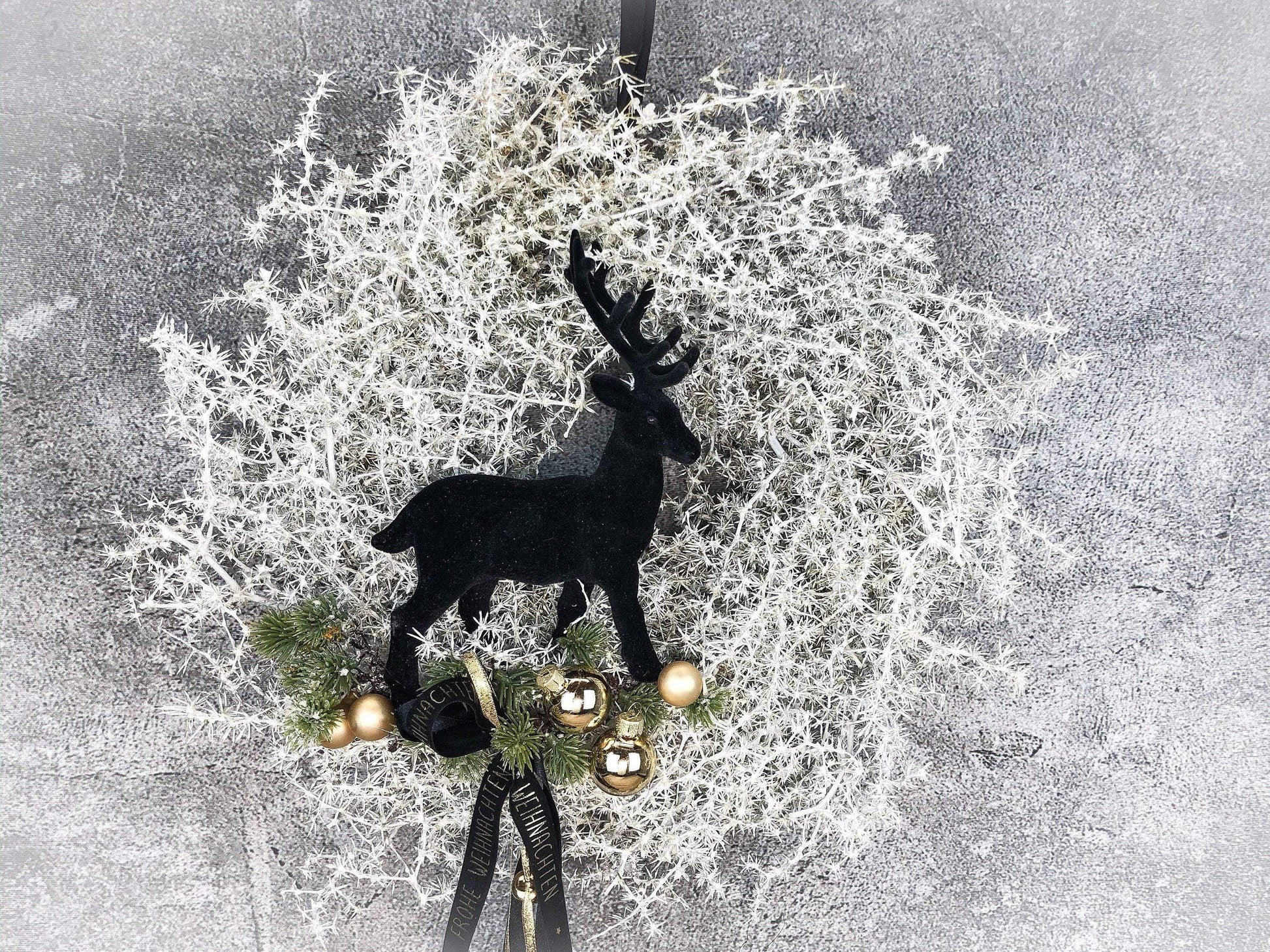 Türkranz Türdeko Türschmuck Weihnachten Asperaguskranz Kranz Hirsch Zapfen Apfel Tanne Band Modern – handgemacht aus Seiden- und Kunstblumen, langlebig & pflegeleicht von SarahsFlowerStudio