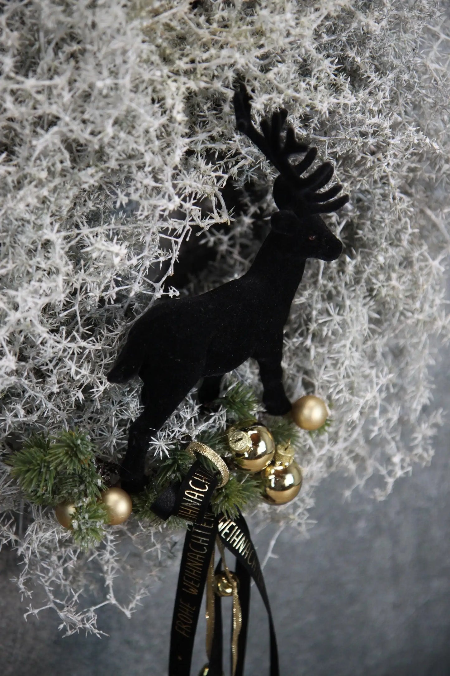 Türkranz Türdeko Türschmuck Weihnachten Asperaguskranz Kranz Hirsch Zapfen Apfel Tanne Band Modern – handgemacht aus Seiden- und Kunstblumen, langlebig & pflegeleicht von SarahsFlowerStudio