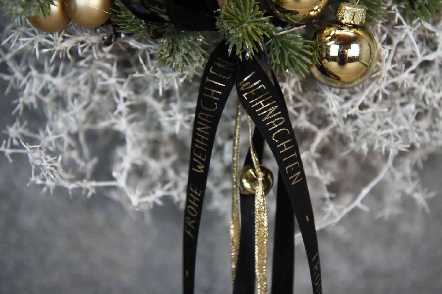 Türkranz Türdeko Türschmuck Weihnachten Asperaguskranz Kranz Hirsch Zapfen Apfel Tanne Band Modern – handgemacht aus Seiden- und Kunstblumen, langlebig & pflegeleicht von SarahsFlowerStudio