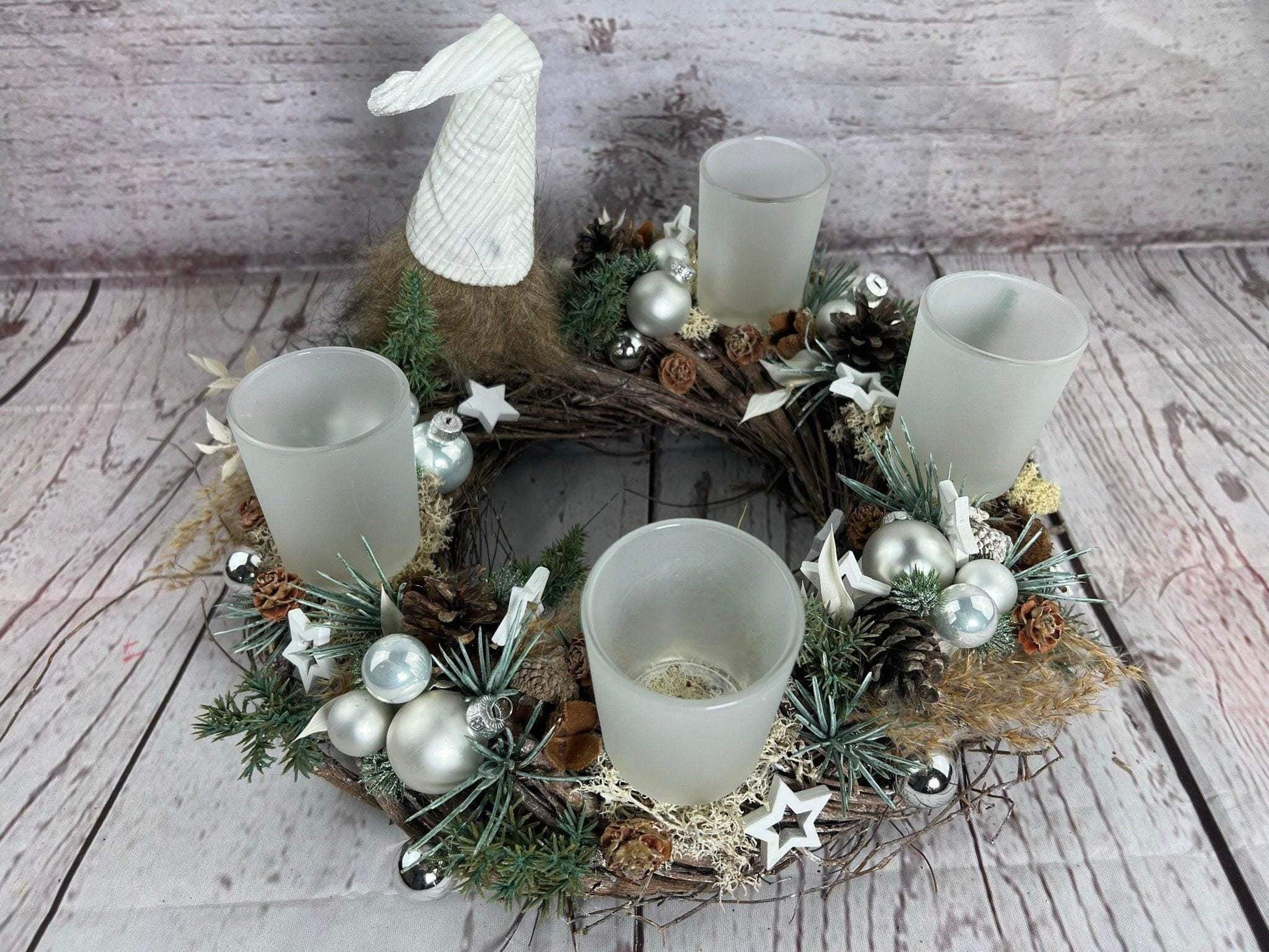 Adventskranz Gläser Wichtel Samt Kugel Sterne Draht Tanne Haltbar Künstlich – handgemacht aus Seiden- und Kunstblumen, langlebig & pflegeleicht von SarahsFlowerStudio