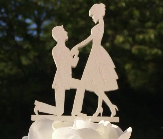Cake Topper Tortenfigur Tortenaufsatz Weiß – handgemacht aus Seiden- und Kunstblumen, langlebig & pflegeleicht von SarahsFlowerStudio