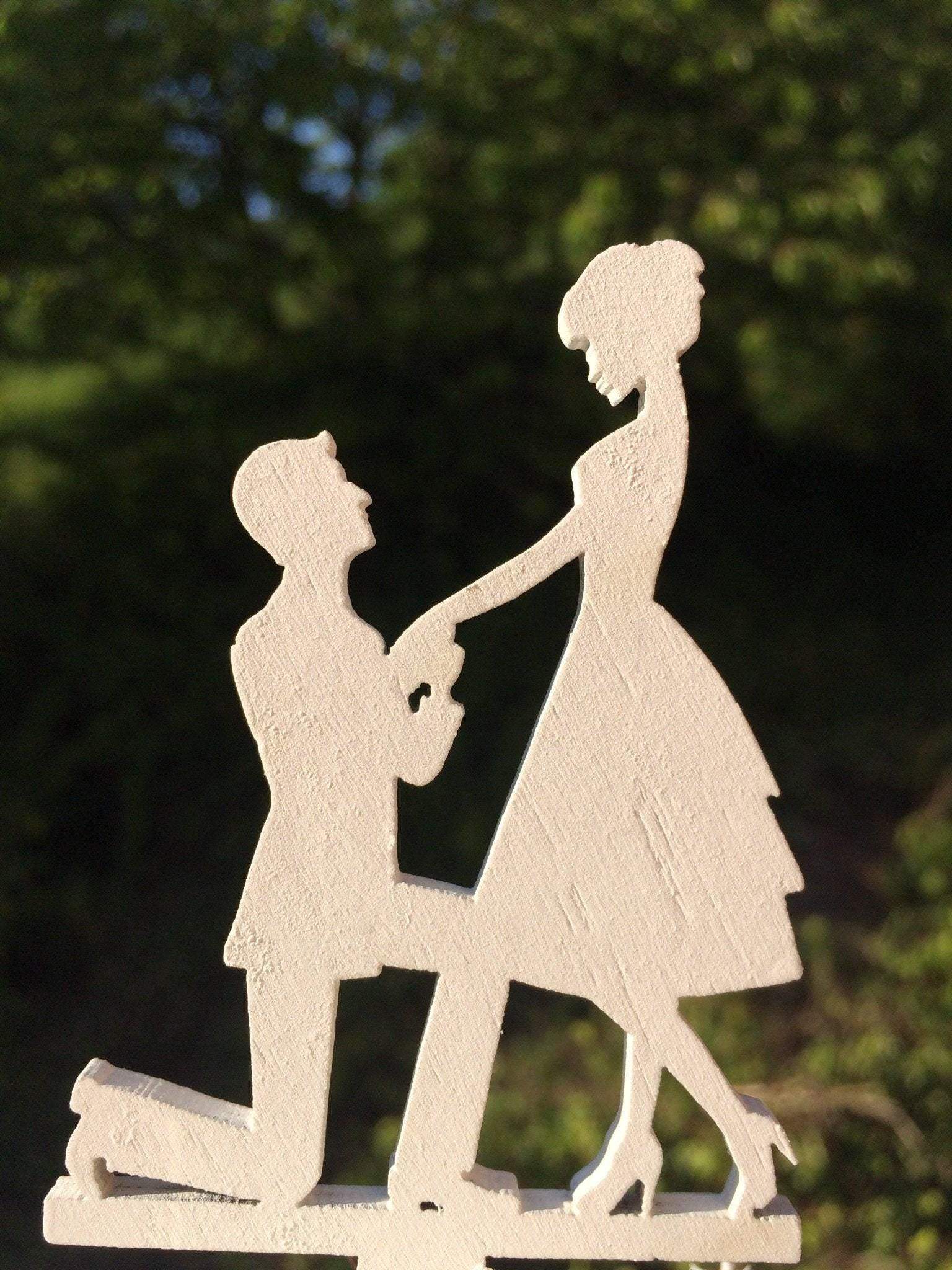 Cake Topper Tortenfigur Tortenaufsatz Weiß – handgemacht aus Seiden- und Kunstblumen, langlebig & pflegeleicht von SarahsFlowerStudio