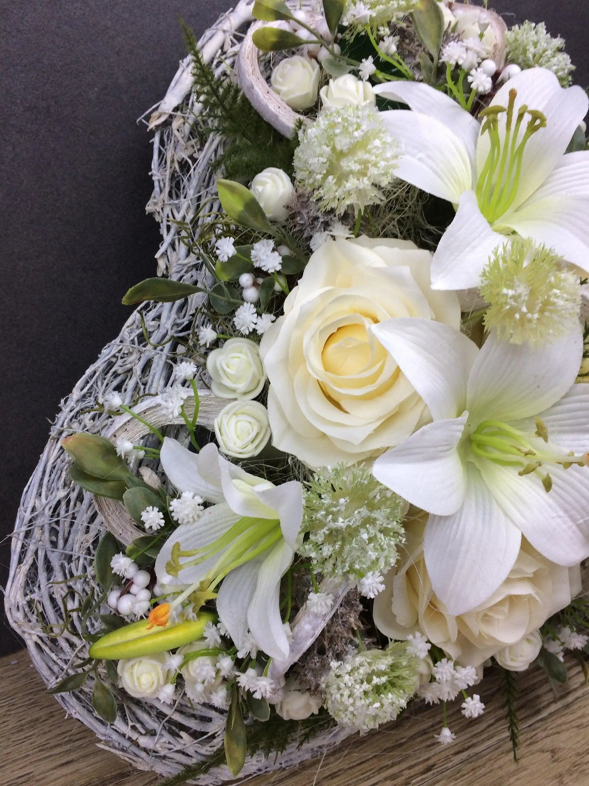 Grabgesteck Rosen Lilien Grabschmuck Herz Farbwunsch Grabdeko Grabdekoration – handgemacht aus Seiden- und Kunstblumen, langlebig & pflegeleicht von SarahsFlowerStudio