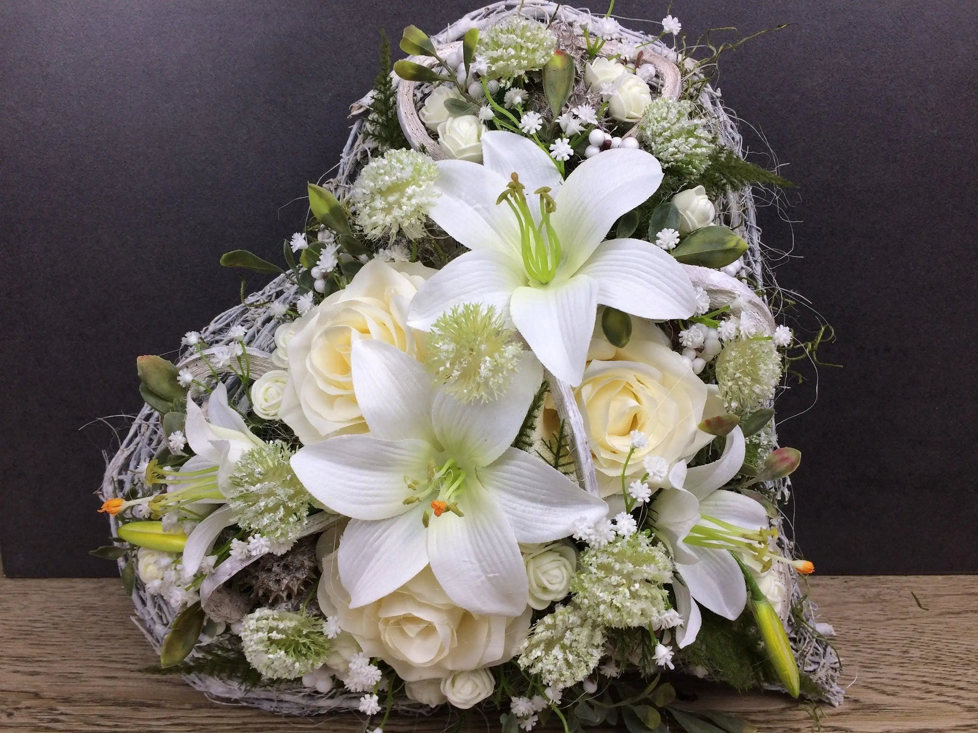 Grabgesteck Rosen Lilien Grabschmuck Herz Farbwunsch Grabdeko Grabdekoration – handgemacht aus Seiden- und Kunstblumen, langlebig & pflegeleicht von SarahsFlowerStudio