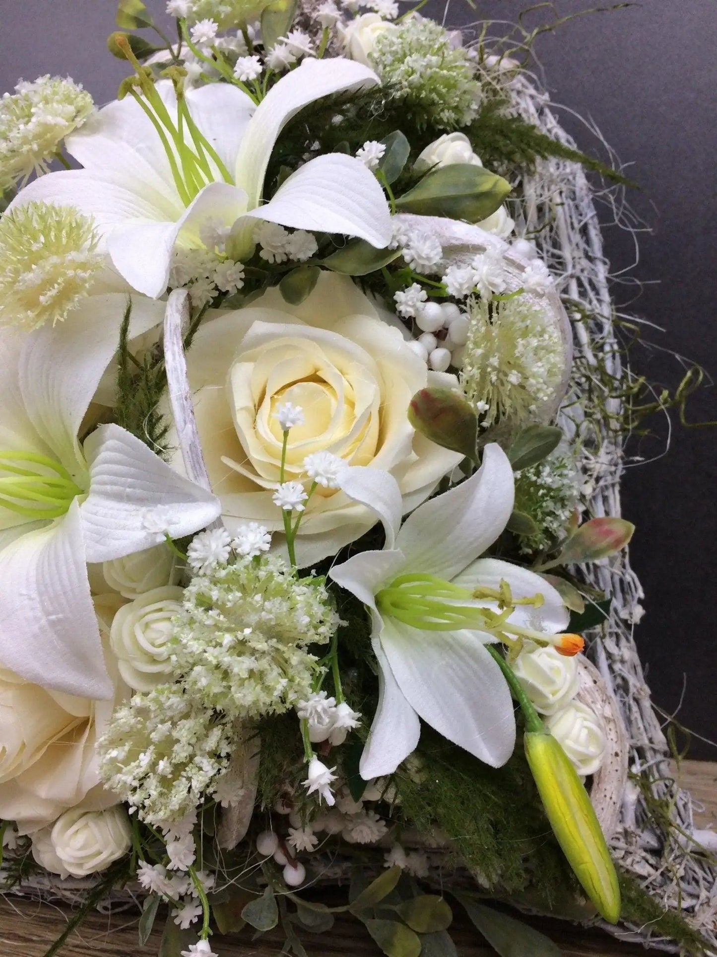 Grabgesteck Rosen Lilien Grabschmuck Herz Farbwunsch Grabdeko Grabdekoration – handgemacht aus Seiden- und Kunstblumen, langlebig & pflegeleicht von SarahsFlowerStudio