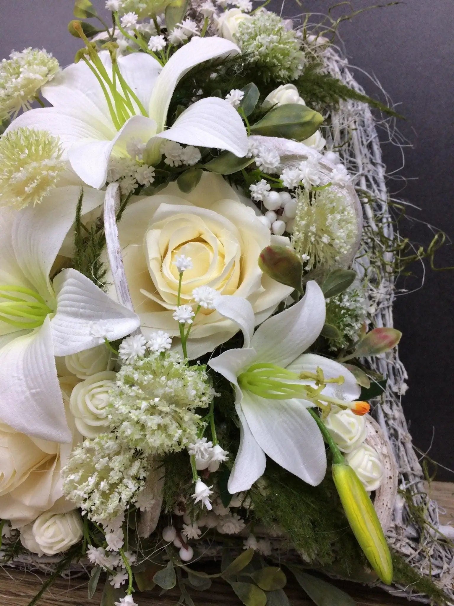 Grabgesteck Rosen Lilien Grabschmuck Herz Farbwunsch Grabdeko Grabdekoration – handgemacht aus Seiden- und Kunstblumen, langlebig & pflegeleicht von SarahsFlowerStudio