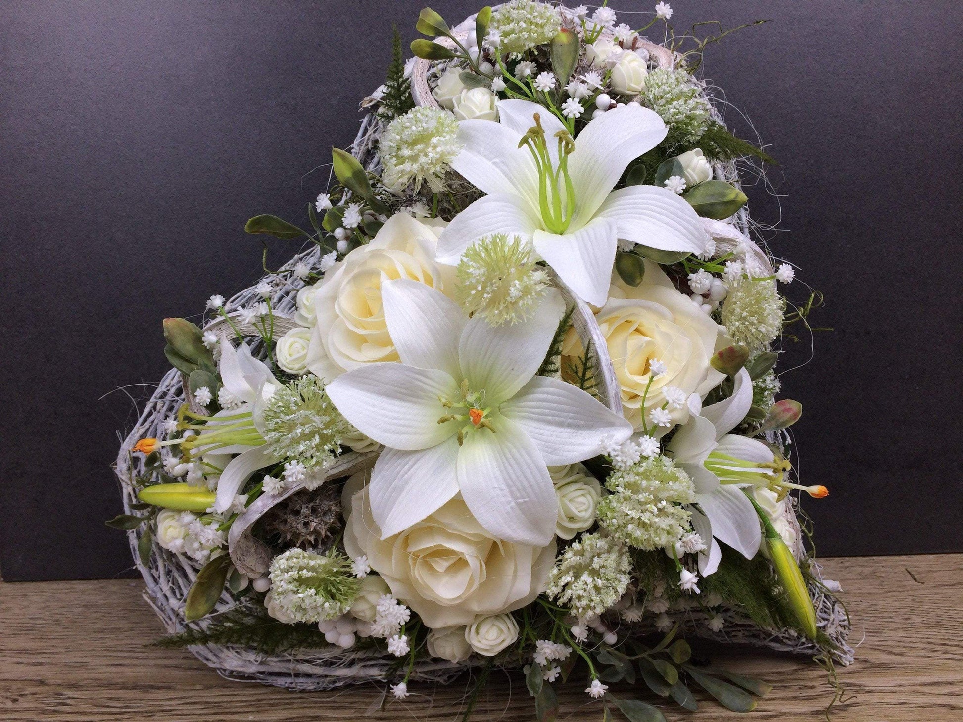 Grabgesteck Rosen Lilien Grabschmuck Herz Farbwunsch Grabdeko Grabdekoration – handgemacht aus Seiden- und Kunstblumen, langlebig & pflegeleicht von SarahsFlowerStudio
