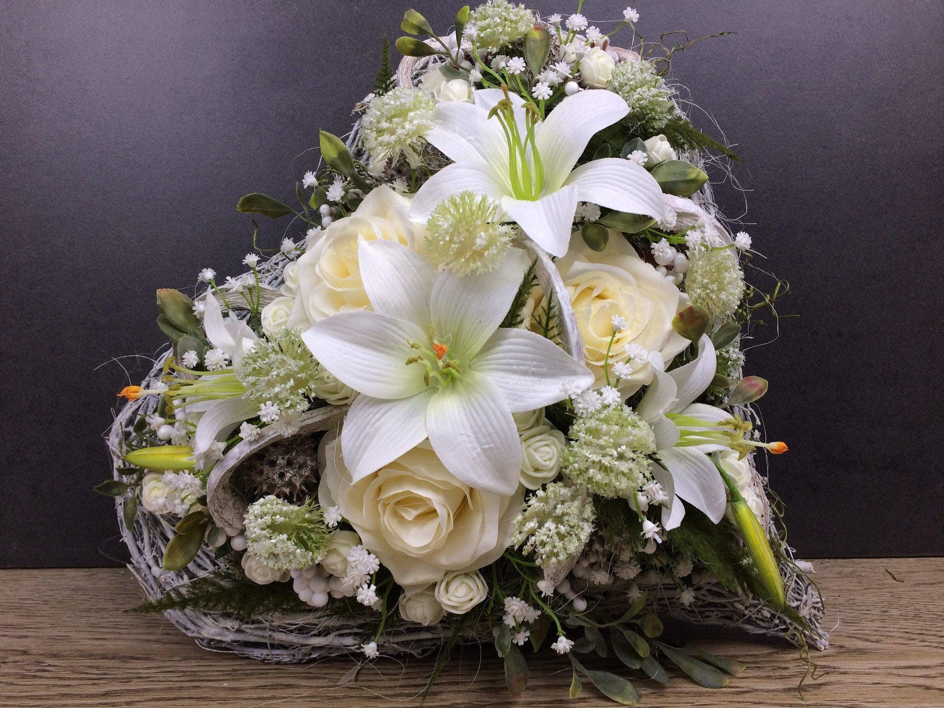 Grabgesteck Rosen Lilien Grabschmuck Herz Farbwunsch Grabdeko Grabdekoration – handgemacht aus Seiden- und Kunstblumen, langlebig & pflegeleicht von SarahsFlowerStudio