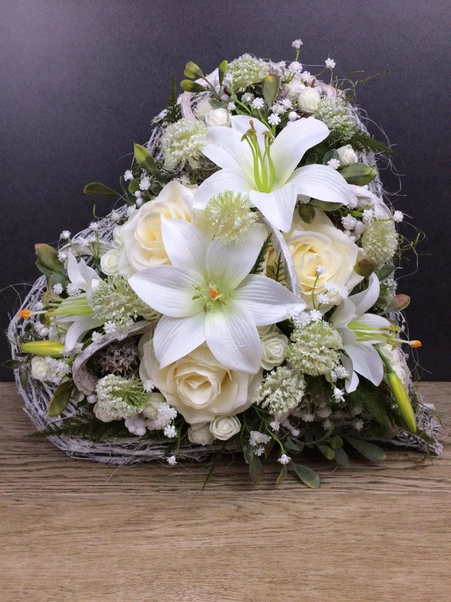 Grabgesteck Rosen Lilien Grabschmuck Herz Farbwunsch Grabdeko Grabdekoration – handgemacht aus Seiden- und Kunstblumen, langlebig & pflegeleicht von SarahsFlowerStudio