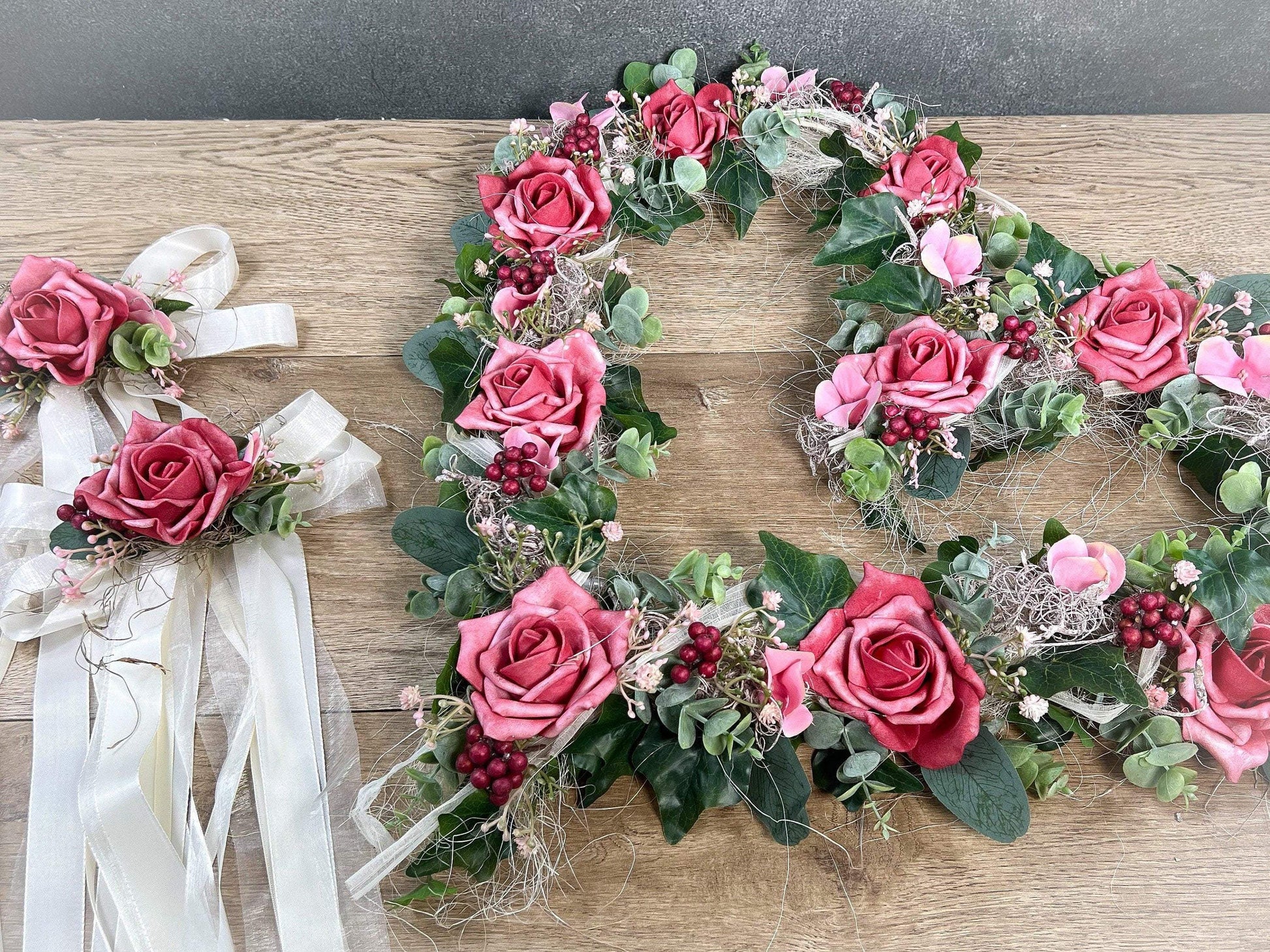 Autoschmuck Set 3 Teilig Herz und Schleifen Rose Eukalyptus Autodekoration Autoblumenschmuck Gesteck Hochzeit Kutsche Schmuck Wedding – handgemacht aus Seiden- und Kunstblumen, langlebig & pflegeleicht von SarahsFlowerStudio