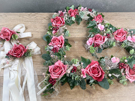 Autoschmuck Set 3 Teilig Herz und Schleifen Rose Eukalyptus Autodekoration Autoblumenschmuck Gesteck Hochzeit Kutsche Schmuck Wedding – handgemacht aus Seiden- und Kunstblumen, langlebig & pflegeleicht von SarahsFlowerStudio