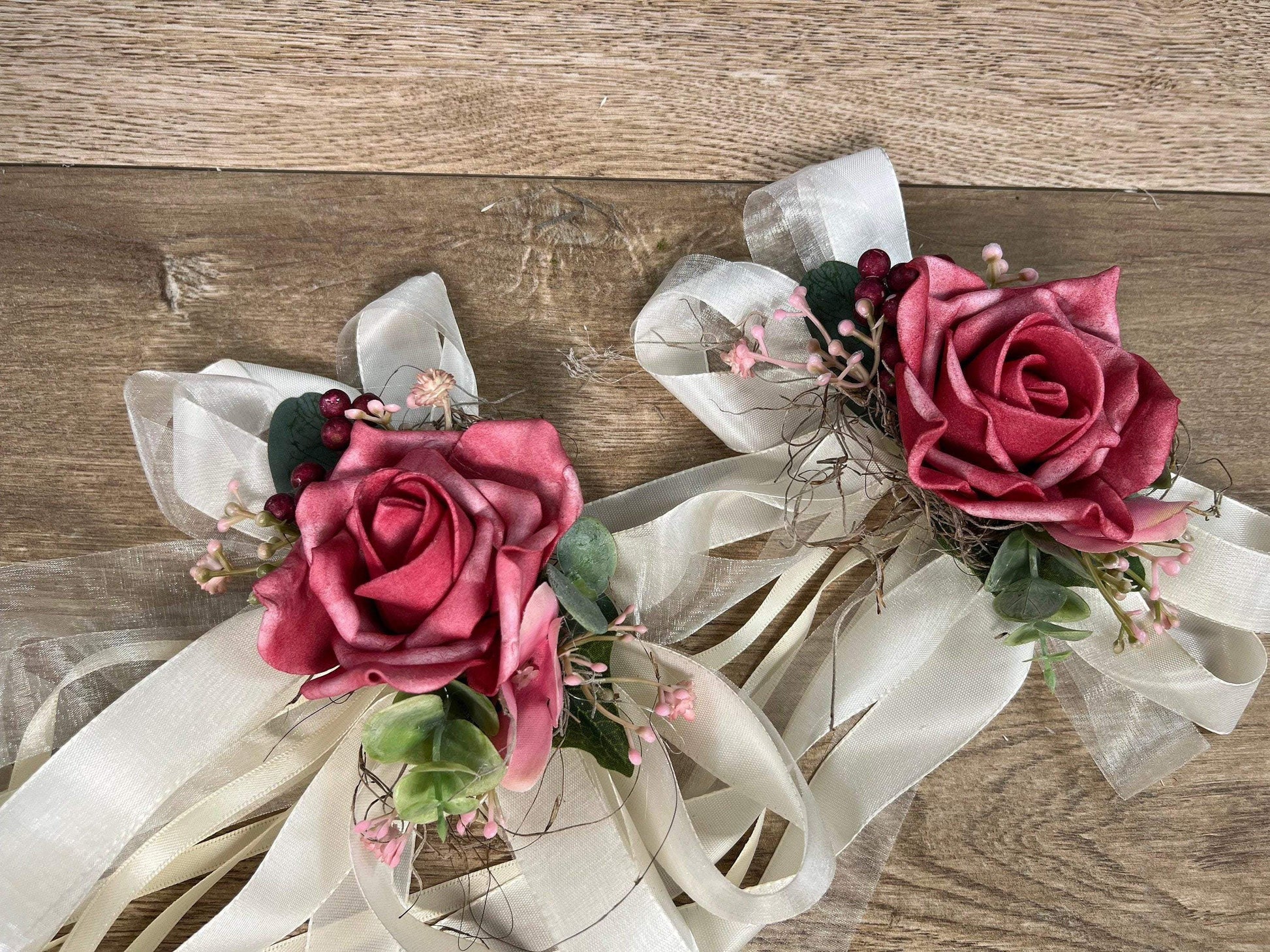 Autoschmuck Set 3 Teilig Herz und Schleifen Rose Eukalyptus Autodekoration Autoblumenschmuck Gesteck Hochzeit Kutsche Schmuck Wedding – handgemacht aus Seiden- und Kunstblumen, langlebig & pflegeleicht von SarahsFlowerStudio