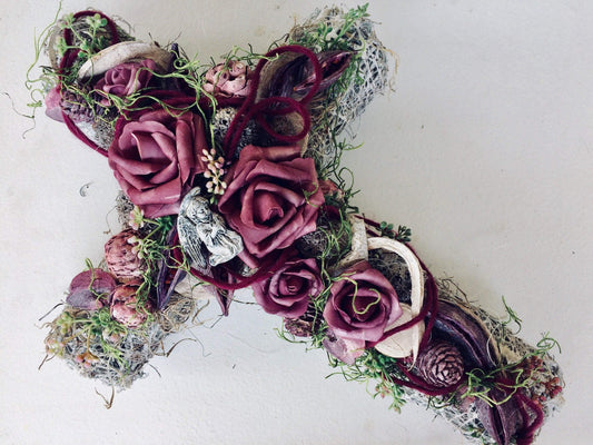 Grabschmuck Grabgesteck Gesteck Grab Allerheiligen Reebkreuz Kreuz Rose Grave Arrangument grave flowers longlasting Grabdeko Grabdekoration – handgemacht aus Seiden- und Kunstblumen, langlebig & pflegeleicht von SarahsFlowerStudio