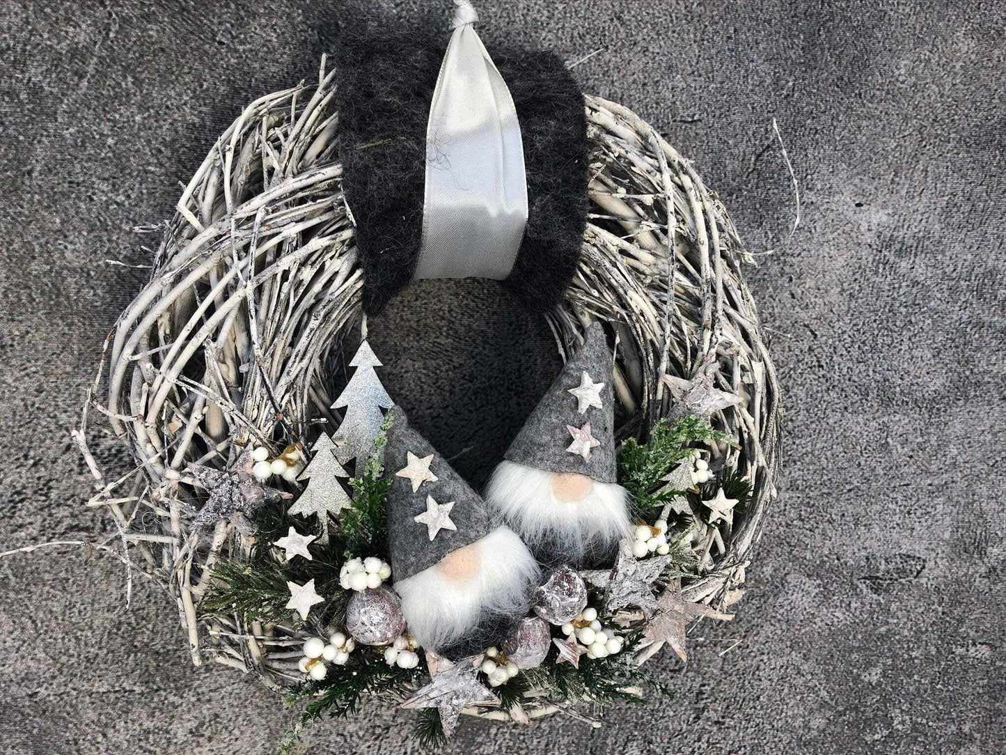 Advent Türkranz Türdeko Türschmuck Weihnachten Weidenkranz Wichtel Stern Grau Weiß – handgemacht aus Seiden- und Kunstblumen, langlebig & pflegeleicht von SarahsFlowerStudio