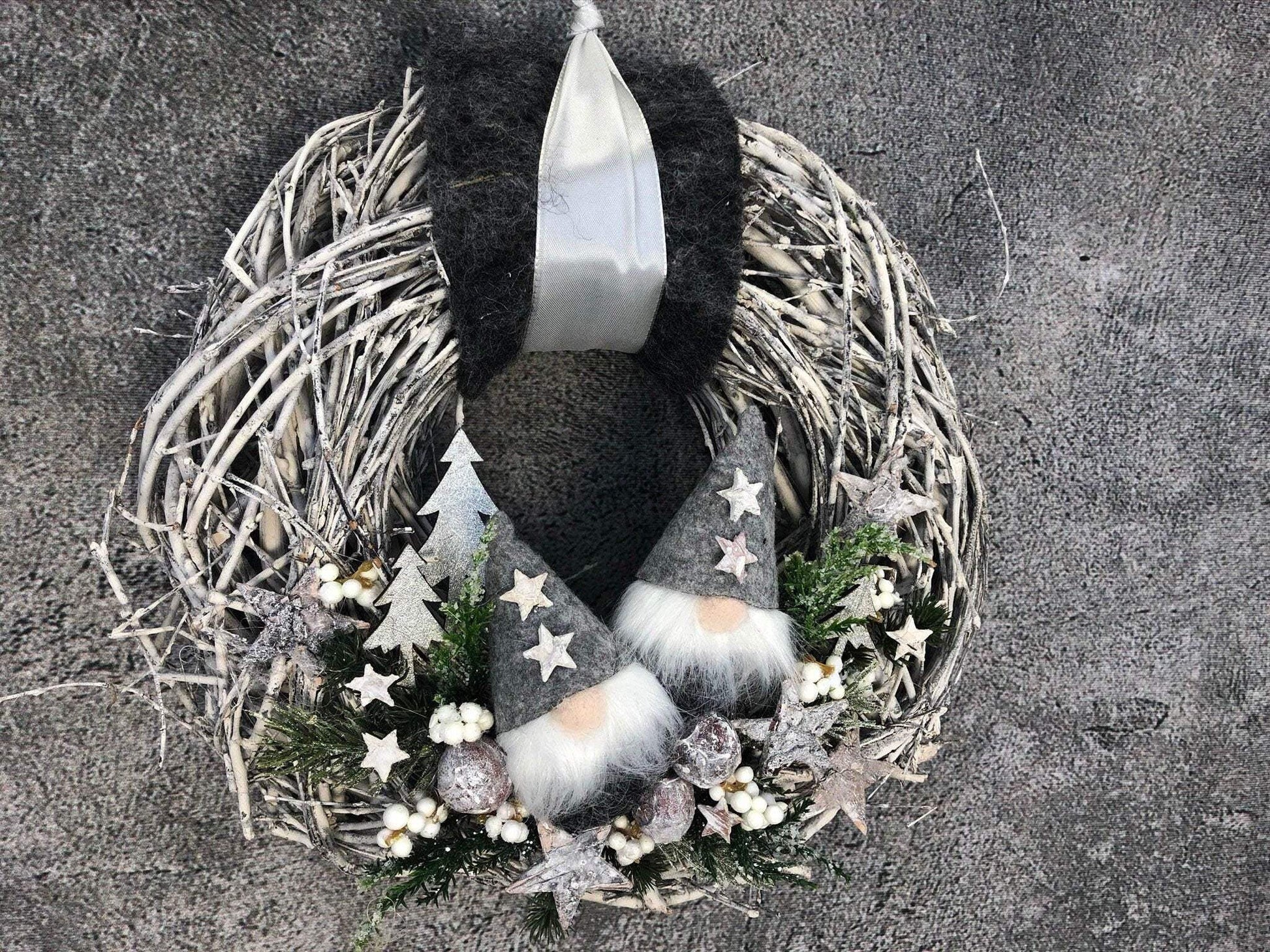 Advent Türkranz Türdeko Türschmuck Weihnachten Weidenkranz Wichtel Stern Grau Weiß – handgemacht aus Seiden- und Kunstblumen, langlebig & pflegeleicht von SarahsFlowerStudio