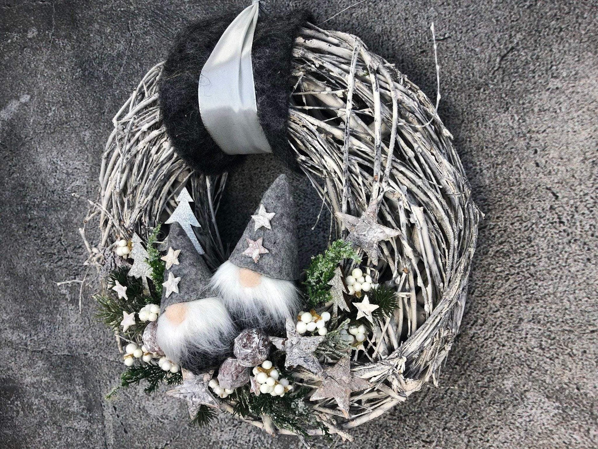 Advent Türkranz Türdeko Türschmuck Weihnachten Weidenkranz Wichtel Stern Grau Weiß – handgemacht aus Seiden- und Kunstblumen, langlebig & pflegeleicht von SarahsFlowerStudio