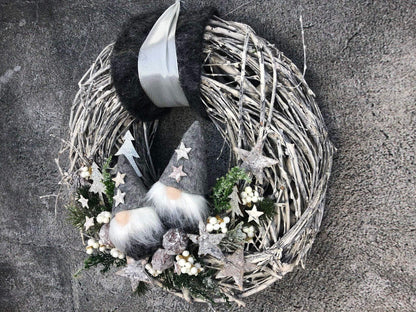 Advent Türkranz Türdeko Türschmuck Weihnachten Weidenkranz Wichtel Stern Grau Weiß – handgemacht aus Seiden- und Kunstblumen, langlebig & pflegeleicht von SarahsFlowerStudio