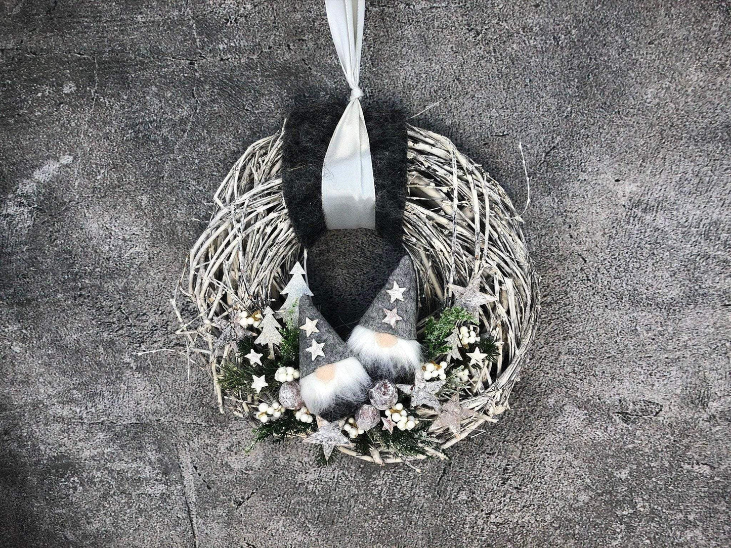 Advent Türkranz Türdeko Türschmuck Weihnachten Weidenkranz Wichtel Stern Grau Weiß – handgemacht aus Seiden- und Kunstblumen, langlebig & pflegeleicht von SarahsFlowerStudio