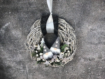 Advent Türkranz Türdeko Türschmuck Weihnachten Weidenkranz Wichtel Stern Grau Weiß – handgemacht aus Seiden- und Kunstblumen, langlebig & pflegeleicht von SarahsFlowerStudio