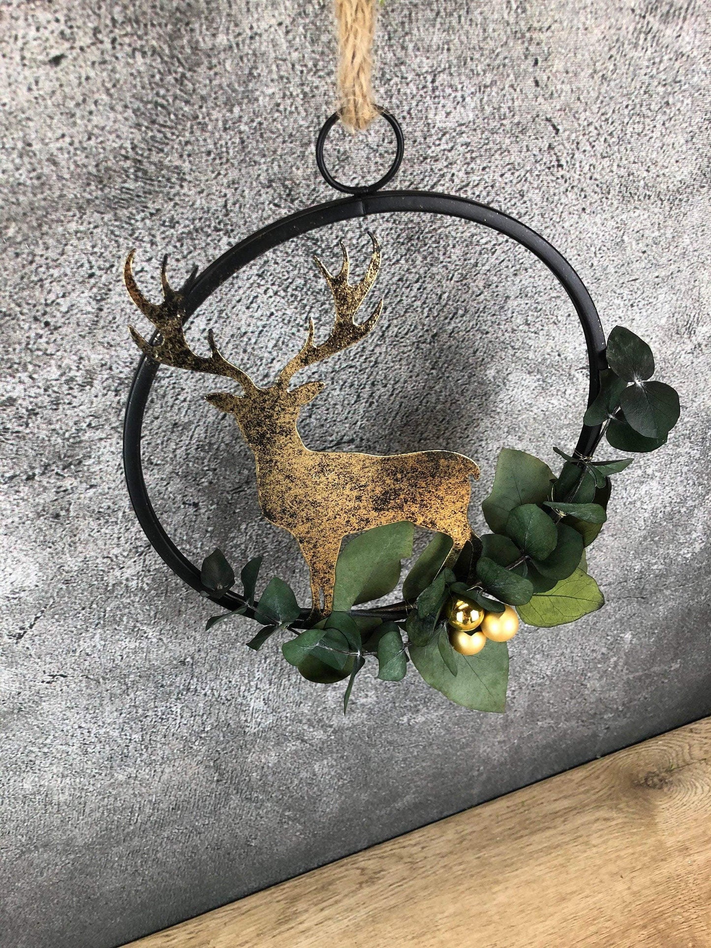 Türkranz Kranz Eukalyptus Christmas Advent Modern Ring Fenster Fensterschmuck Fensterdeko Weihnachten – handgemacht aus Seiden- und Kunstblumen, langlebig & pflegeleicht von SarahsFlowerStudio