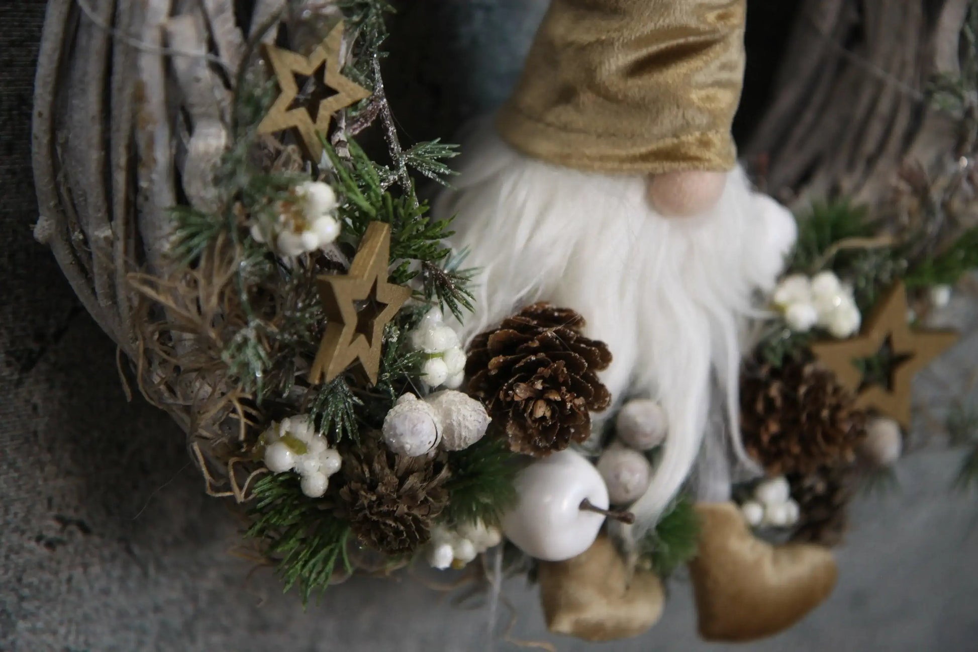 Türkranz Türdeko Türschmuck Weihnachten Weidenkranz Wichtel Zapfen Stern Apfel Tanne Band Modern – handgemacht aus Seiden- und Kunstblumen, langlebig & pflegeleicht von SarahsFlowerStudio