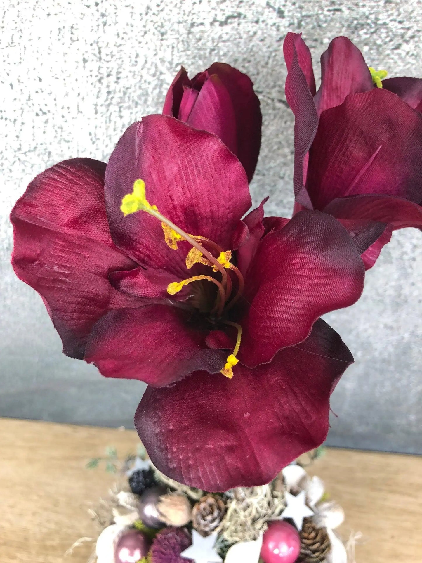 Adventsgesteck Gesteck Amaryllis Beere Modern Rund Moos Thuja Zapfen Rot Weiß – handgemacht aus Seiden- und Kunstblumen, langlebig & pflegeleicht von SarahsFlowerStudio