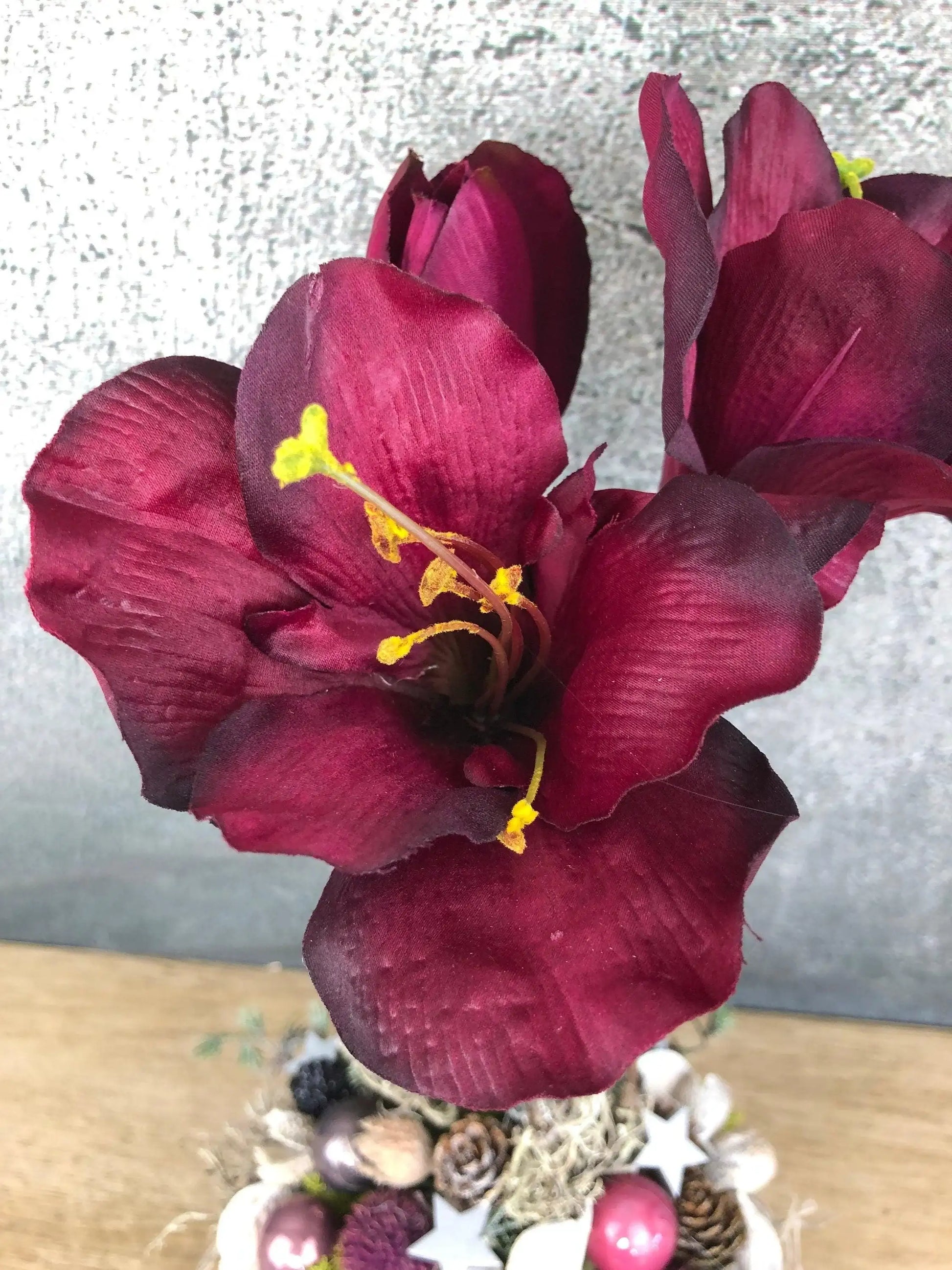Adventsgesteck Gesteck Amaryllis Beere Modern Rund Moos Thuja Zapfen Rot Weiß – handgemacht aus Seiden- und Kunstblumen, langlebig & pflegeleicht von SarahsFlowerStudio