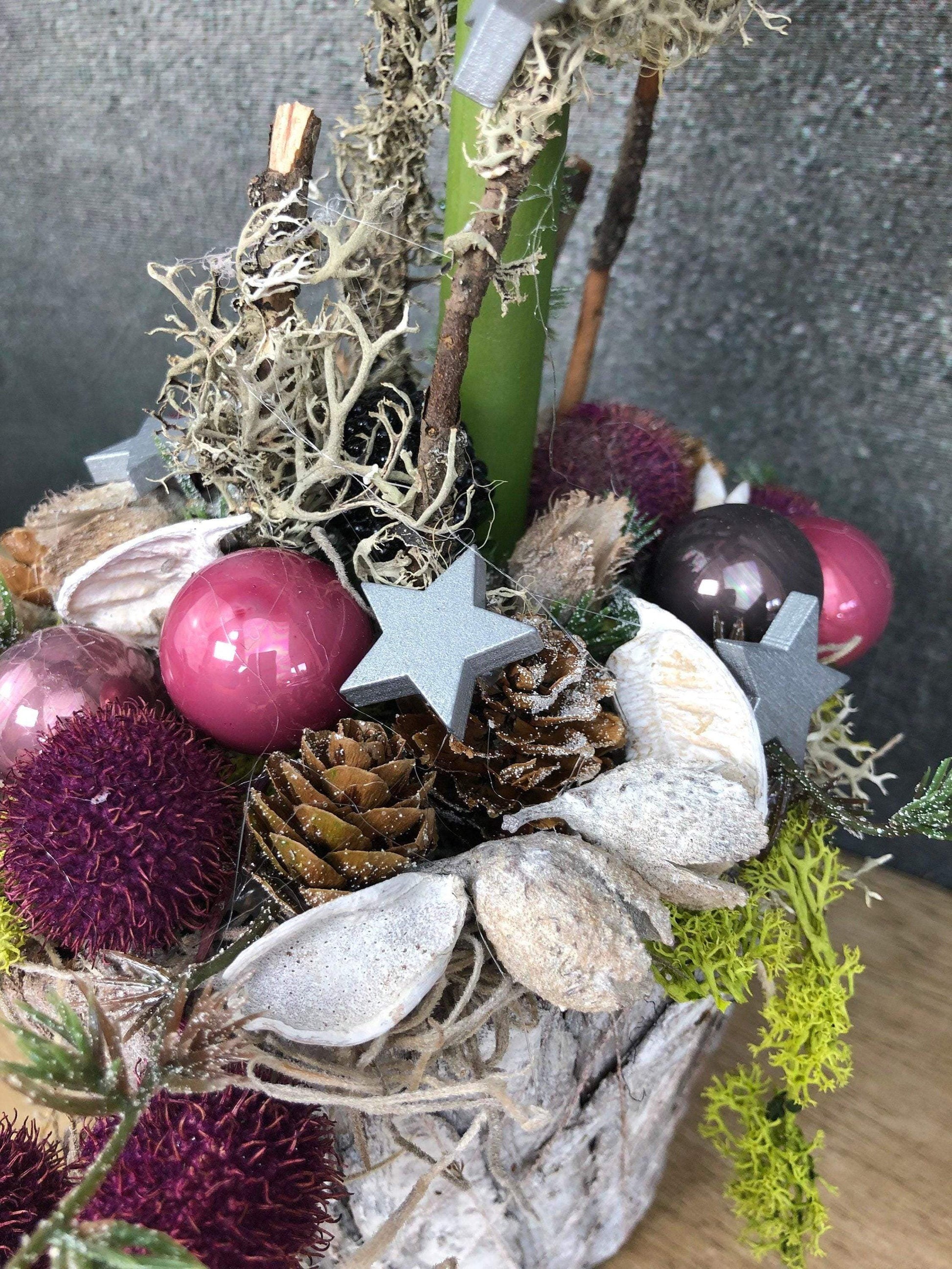 Adventsgesteck Gesteck Amaryllis Beere Modern Rund Moos Thuja Zapfen Rot Weiß – handgemacht aus Seiden- und Kunstblumen, langlebig & pflegeleicht von SarahsFlowerStudio