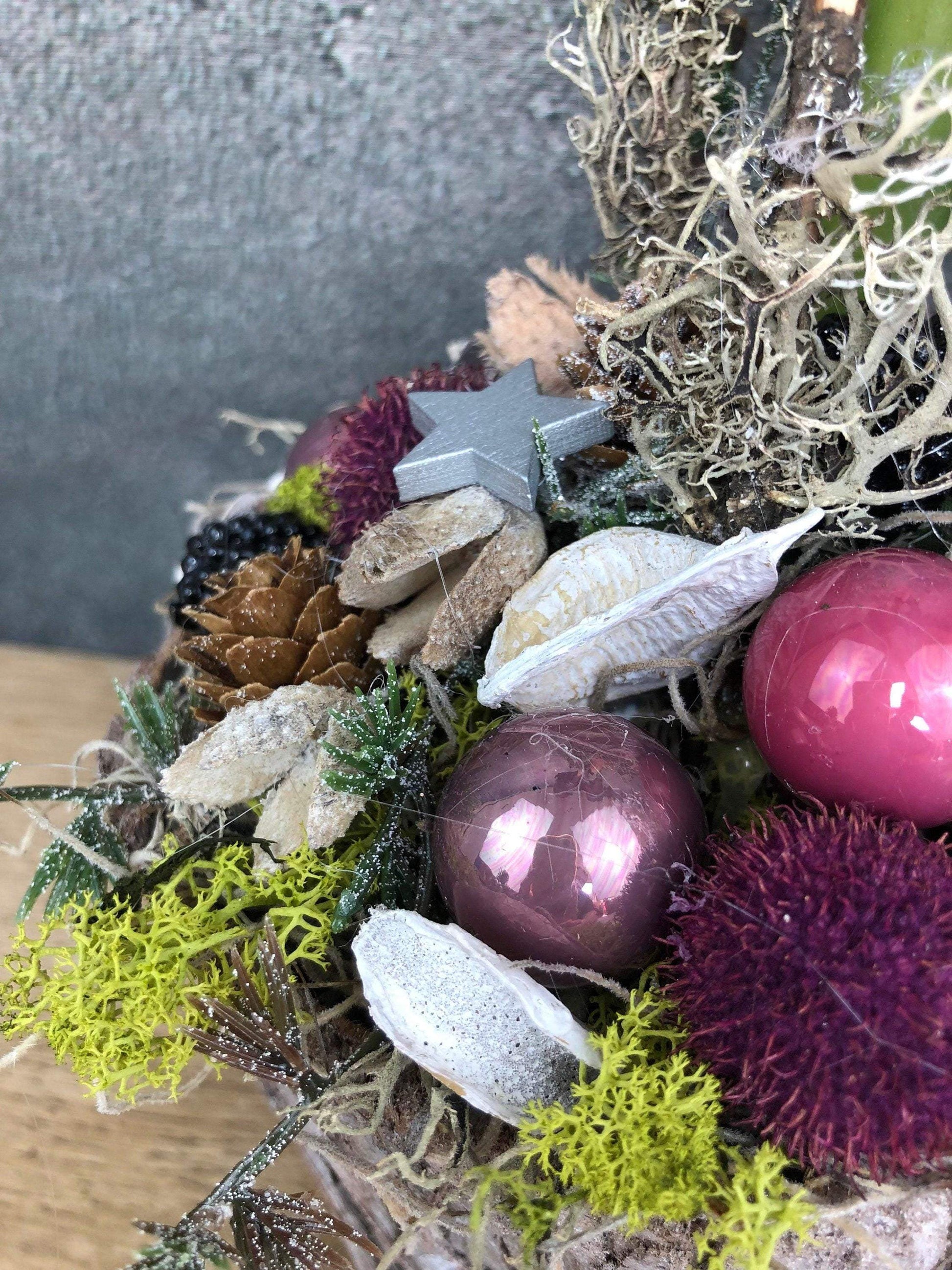 Adventsgesteck Gesteck Amaryllis Beere Modern Rund Moos Thuja Zapfen Rot Weiß – handgemacht aus Seiden- und Kunstblumen, langlebig & pflegeleicht von SarahsFlowerStudio