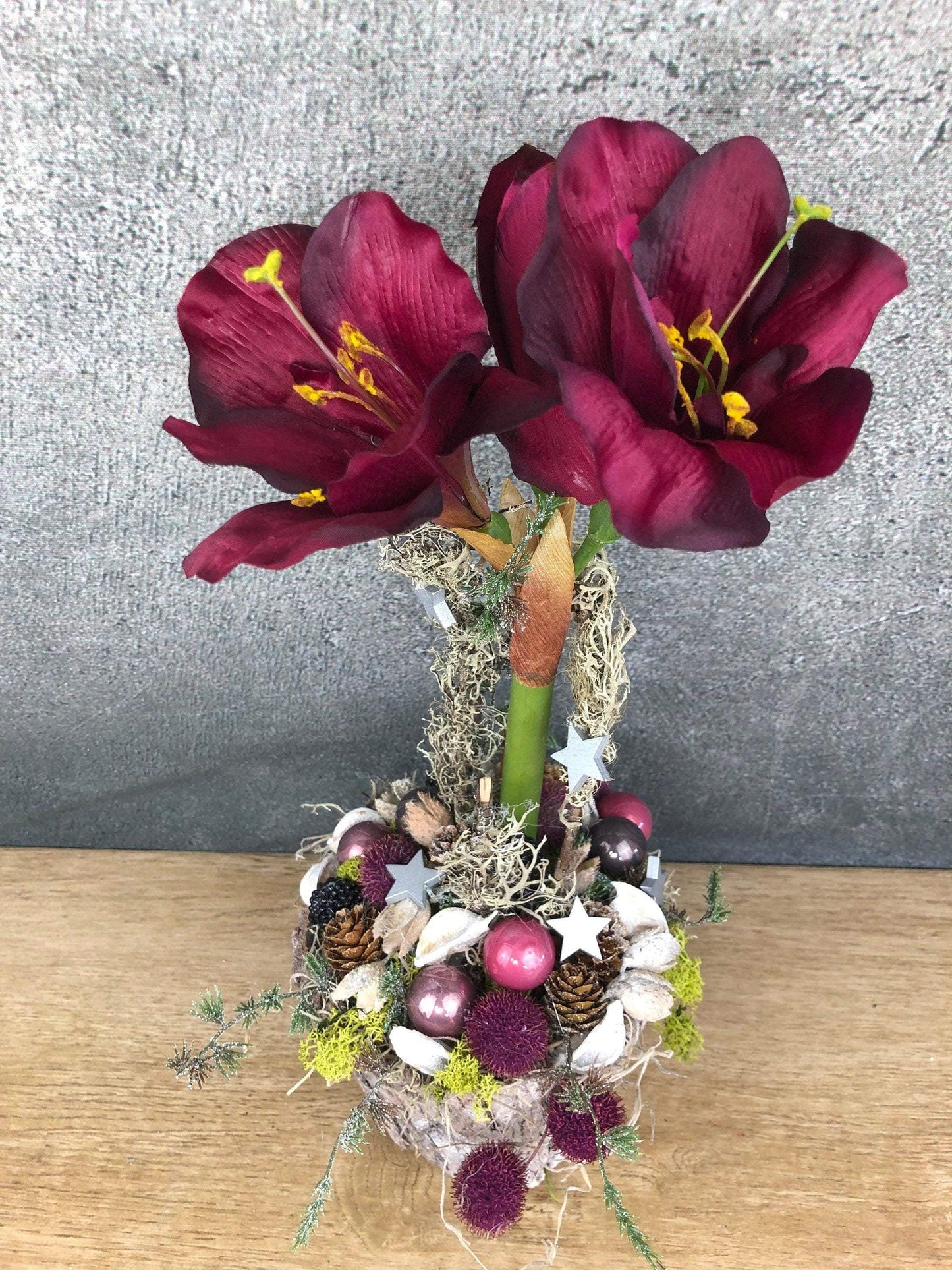 Adventsgesteck Gesteck Amaryllis Beere Modern Rund Moos Thuja Zapfen Rot Weiß – handgemacht aus Seiden- und Kunstblumen, langlebig & pflegeleicht von SarahsFlowerStudio