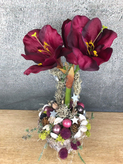Adventsgesteck Gesteck Amaryllis Beere Modern Rund Moos Thuja Zapfen Rot Weiß – handgemacht aus Seiden- und Kunstblumen, langlebig & pflegeleicht von SarahsFlowerStudio
