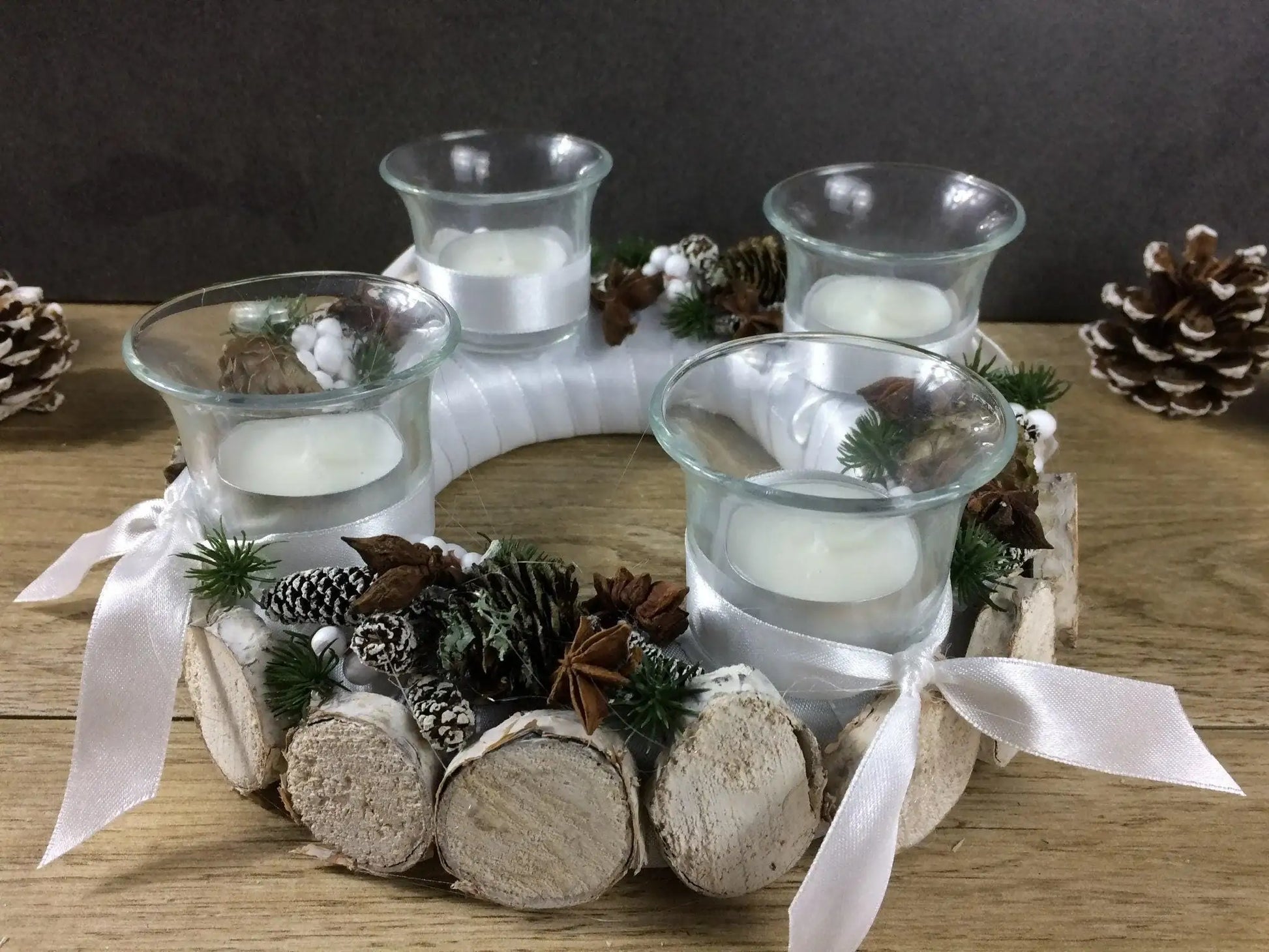 Adventskranz Wunschfarbe Zapfen Birke Wunschfarbe Teelicht Anis Zimt – handgemacht aus Seiden- und Kunstblumen, langlebig & pflegeleicht von SarahsFlowerStudio