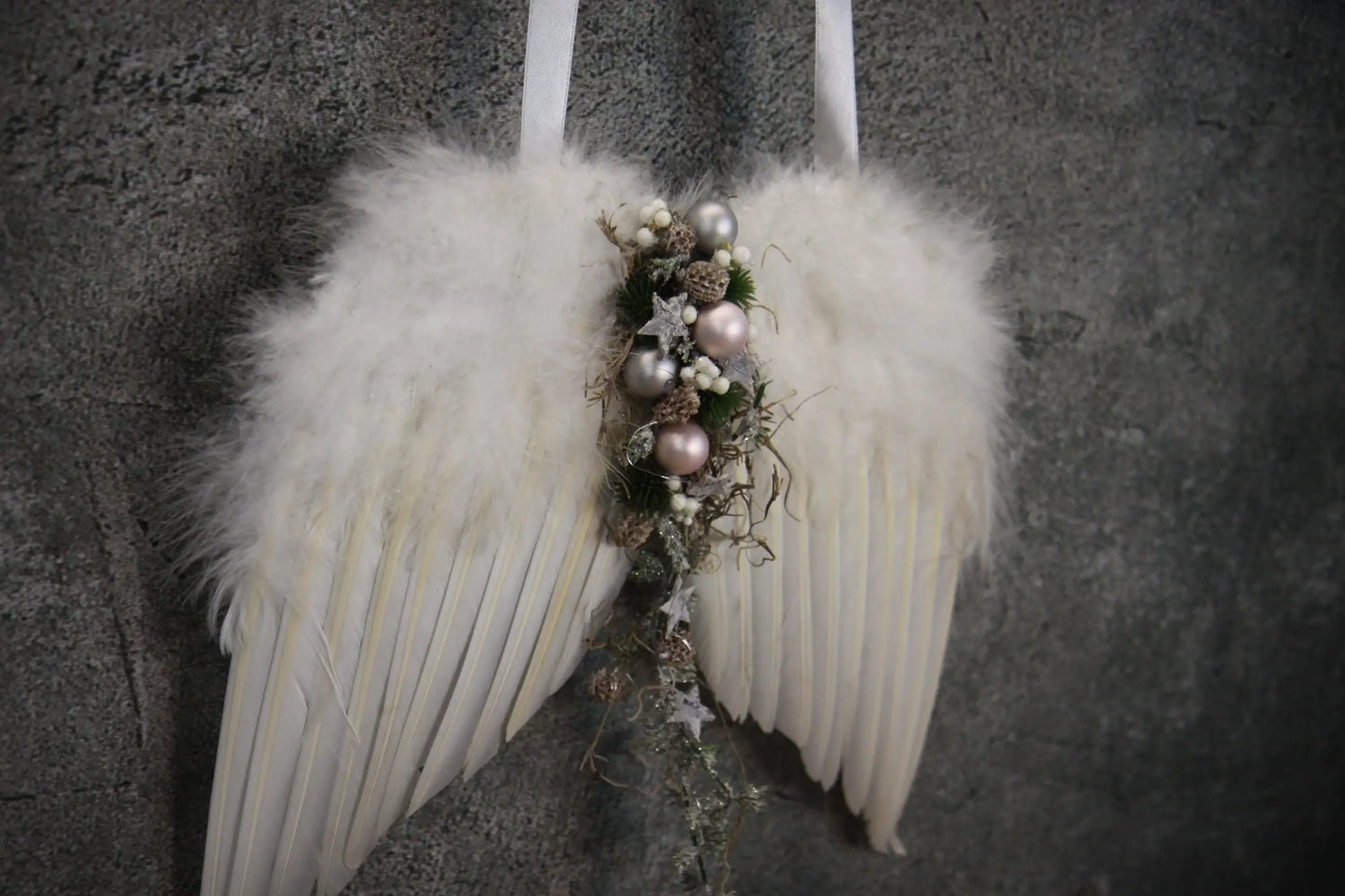 Türkranz Türdeko Türschmuck Weihnachten Weidenkranz Engel Engelsflügel Zapfen Stern Apfel Knöpfe Tanne Band Modern – handgemacht aus Seiden- und Kunstblumen, langlebig & pflegeleicht von SarahsFlowerStudio