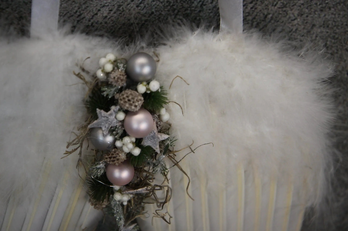 Türkranz Türdeko Türschmuck Weihnachten Weidenkranz Engel Engelsflügel Zapfen Stern Apfel Knöpfe Tanne Band Modern – handgemacht aus Seiden- und Kunstblumen, langlebig & pflegeleicht von SarahsFlowerStudio